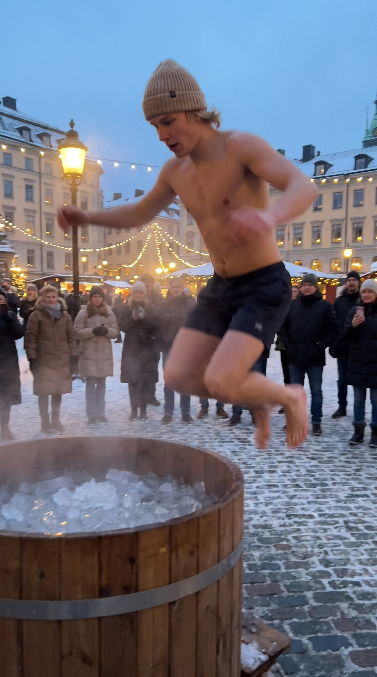 Influencern hoppar i kallbadstunnan på ett torg