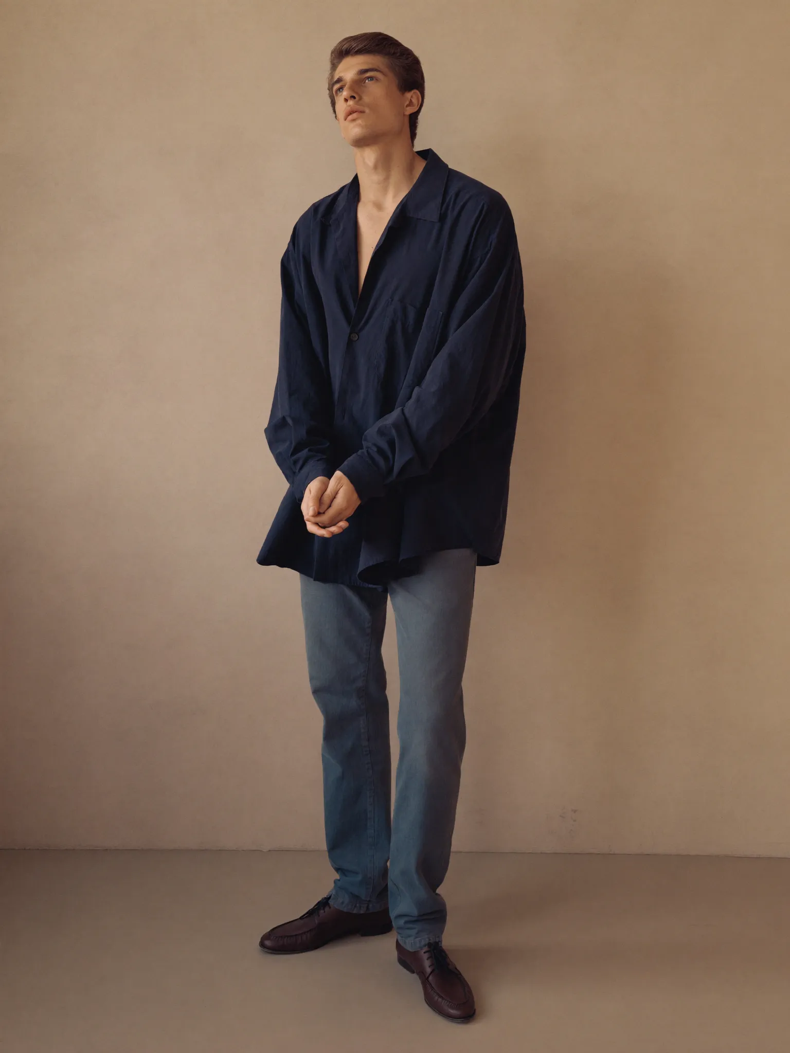 패션 포즈: Standing · Three Quarter · Front Clasped · Straight Even
