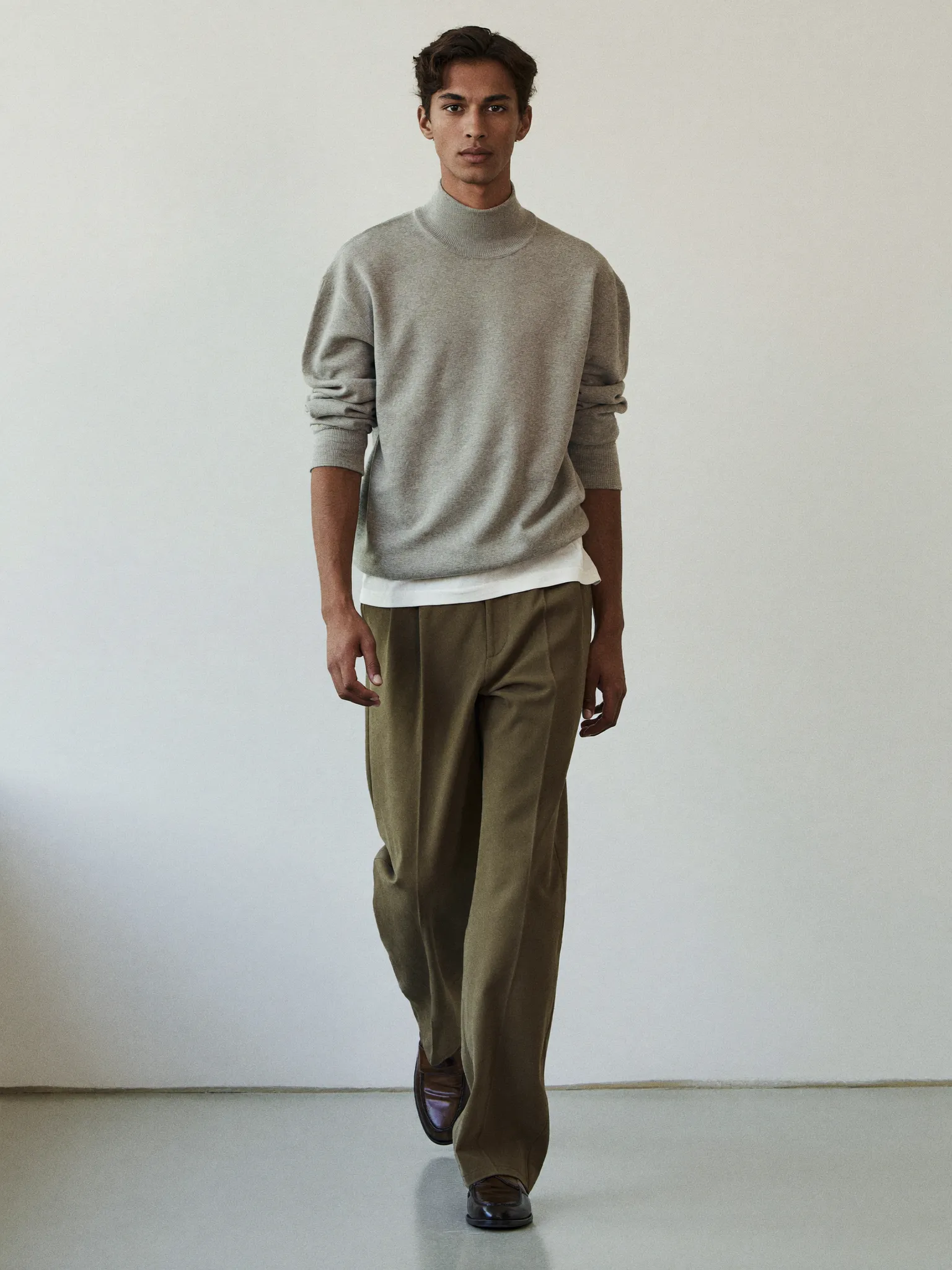 패션 포즈: Walking · Front · At Sides · Stride