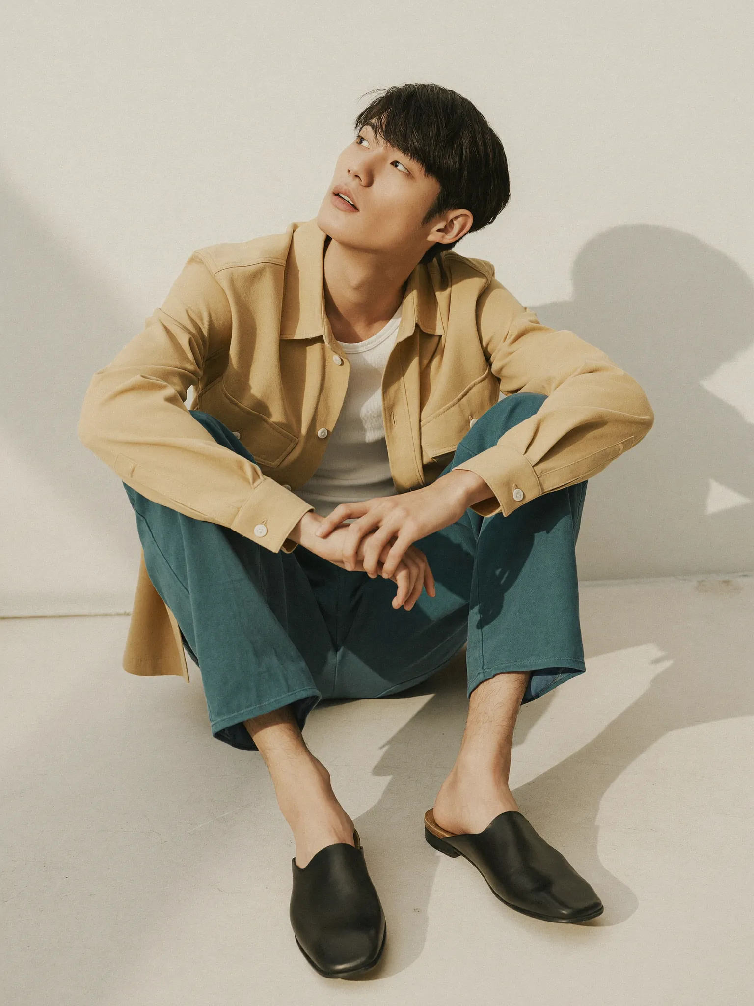 패션 포즈: Seated · Three Quarter · On Knees · Apart