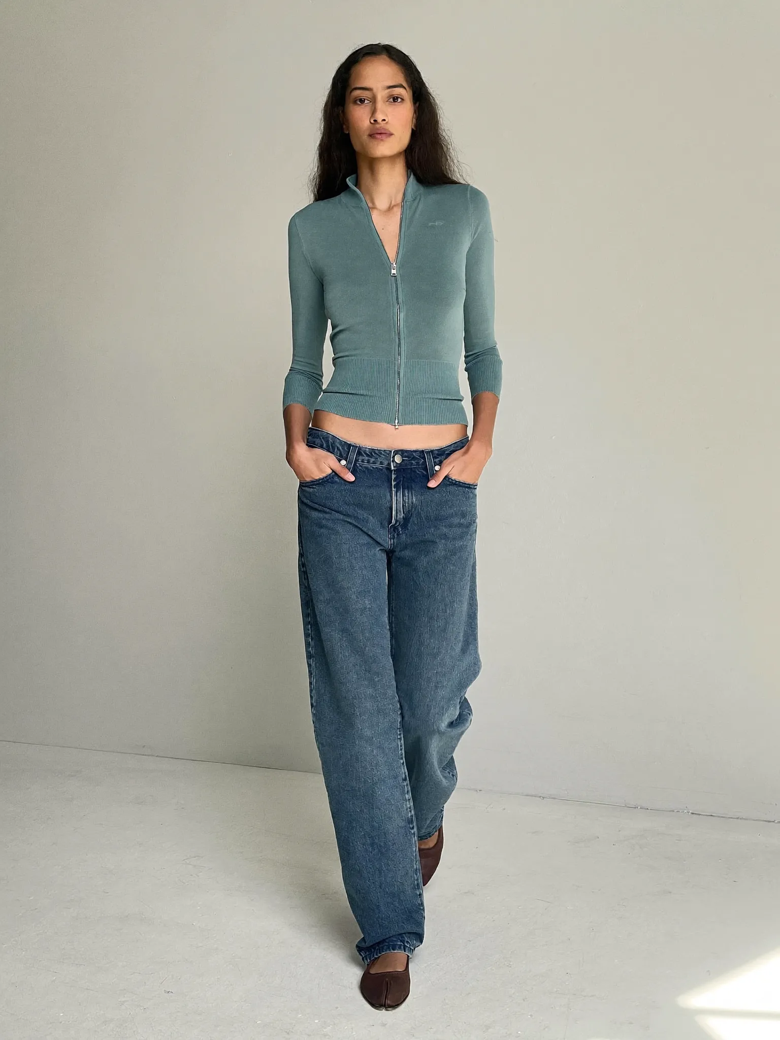 패션 포즈: Walking · Front · Both In Pockets · Stride