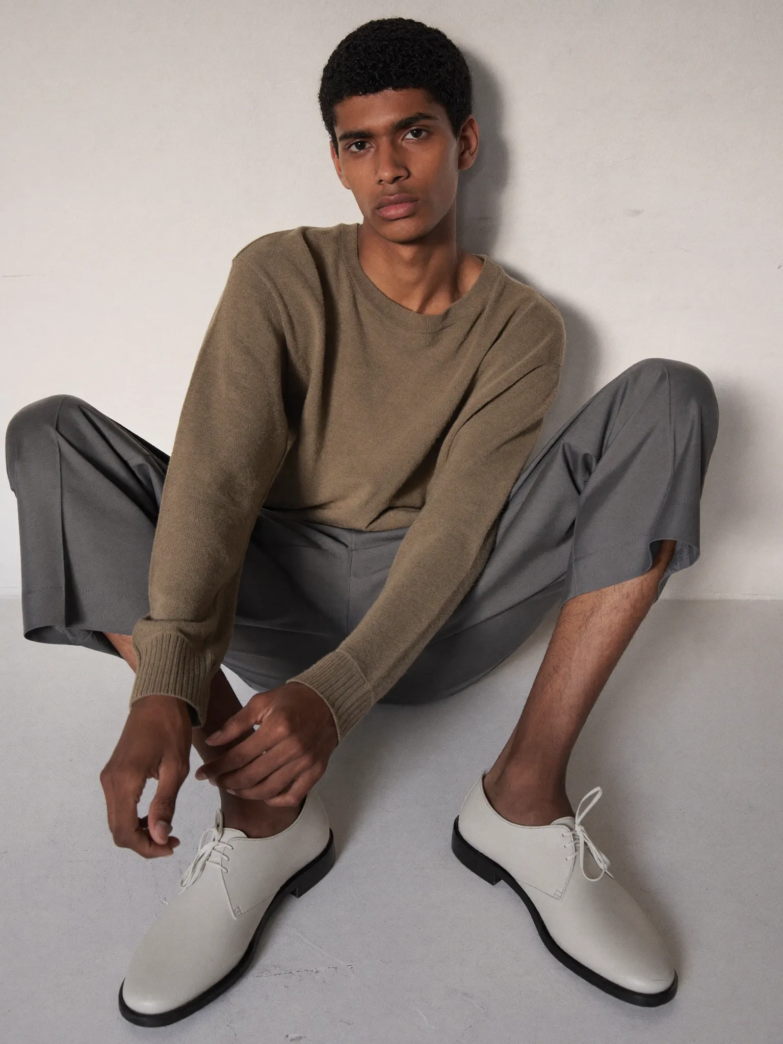 패션 포즈: Seated · Front · Reaching To Foot · Both Bent