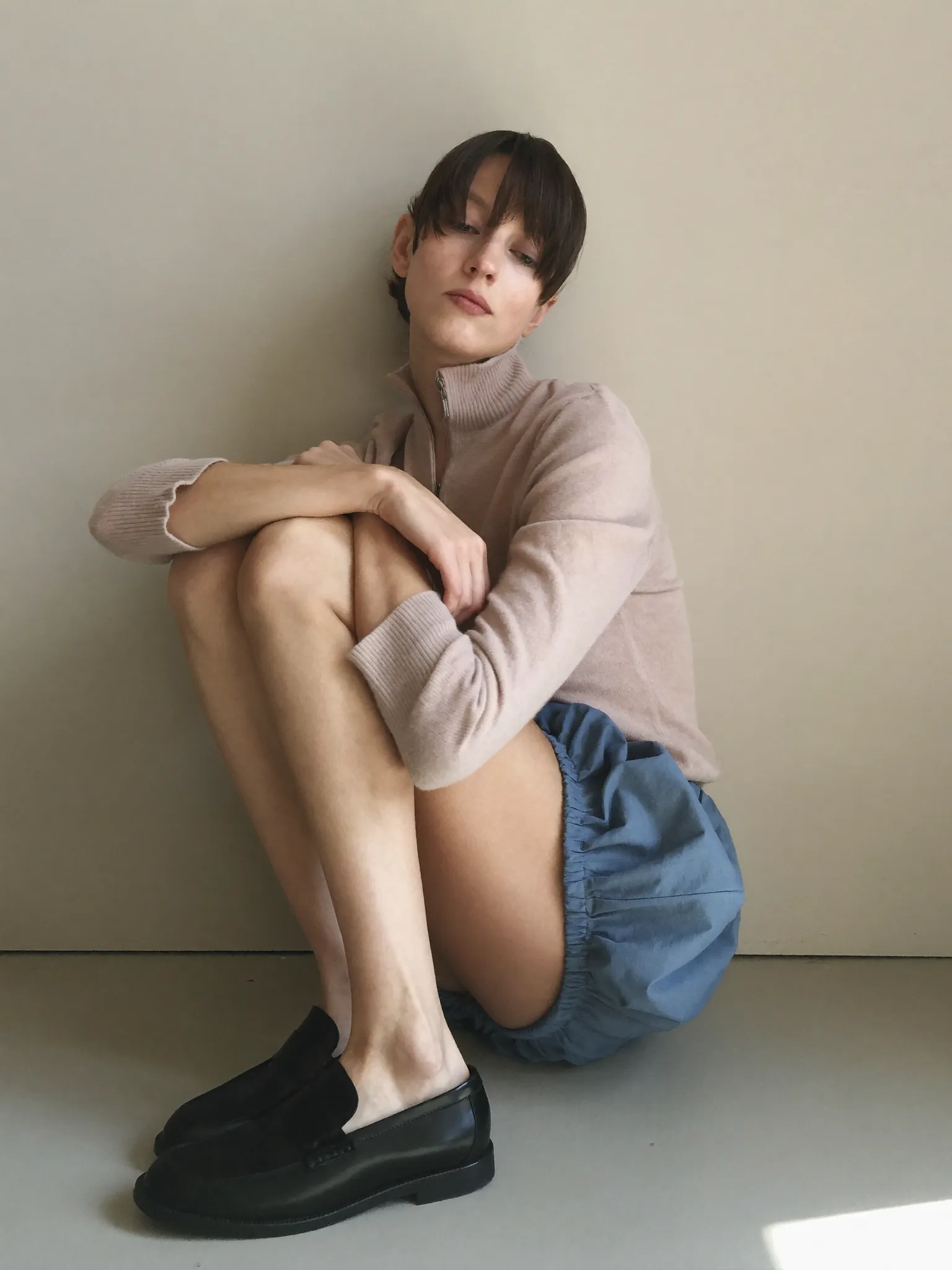 패션 포즈: Seated · Three Quarter · On Knees · Both Bent
