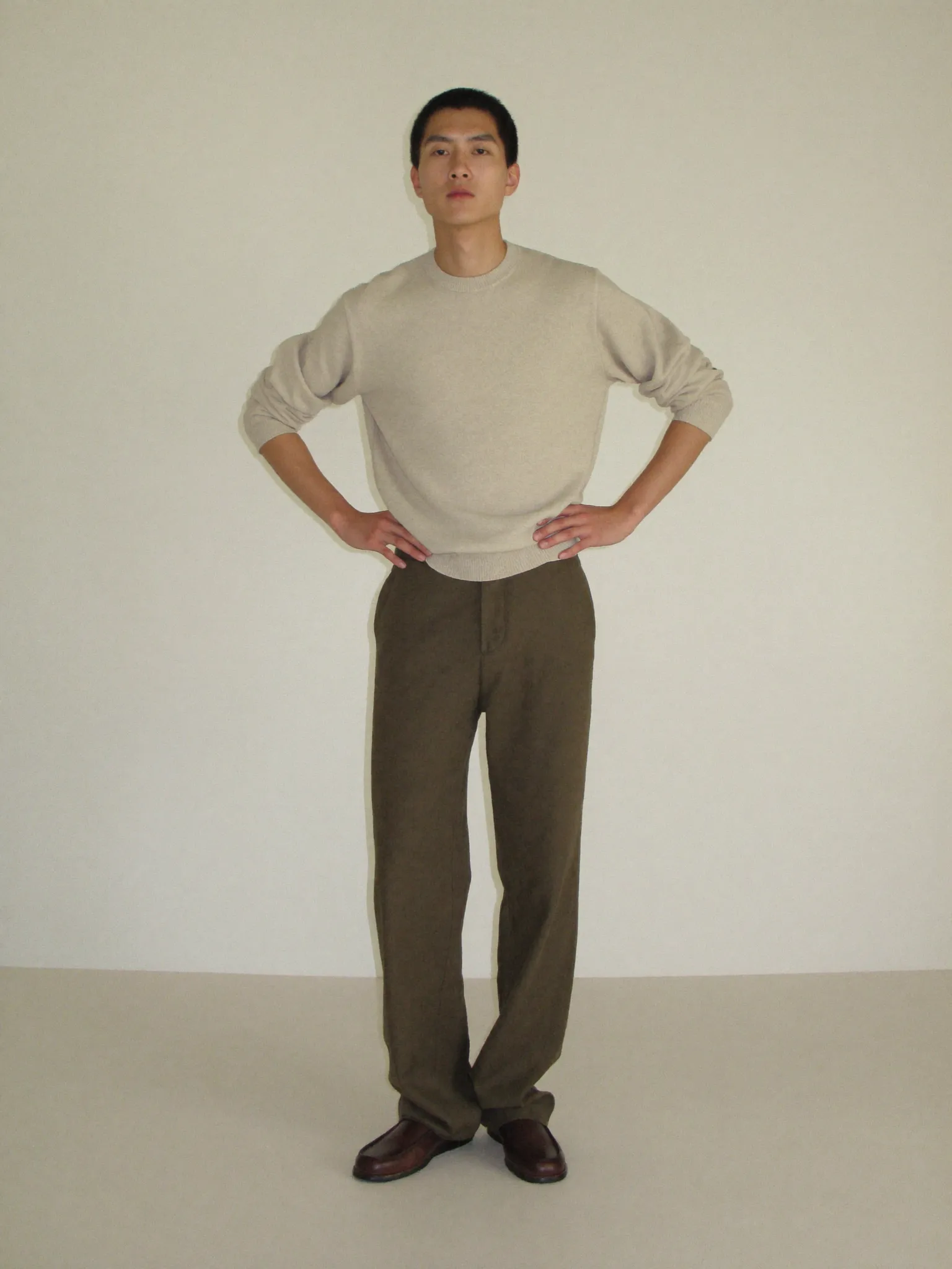 패션 포즈: Standing · Front · Both On Hips · Straight Even
