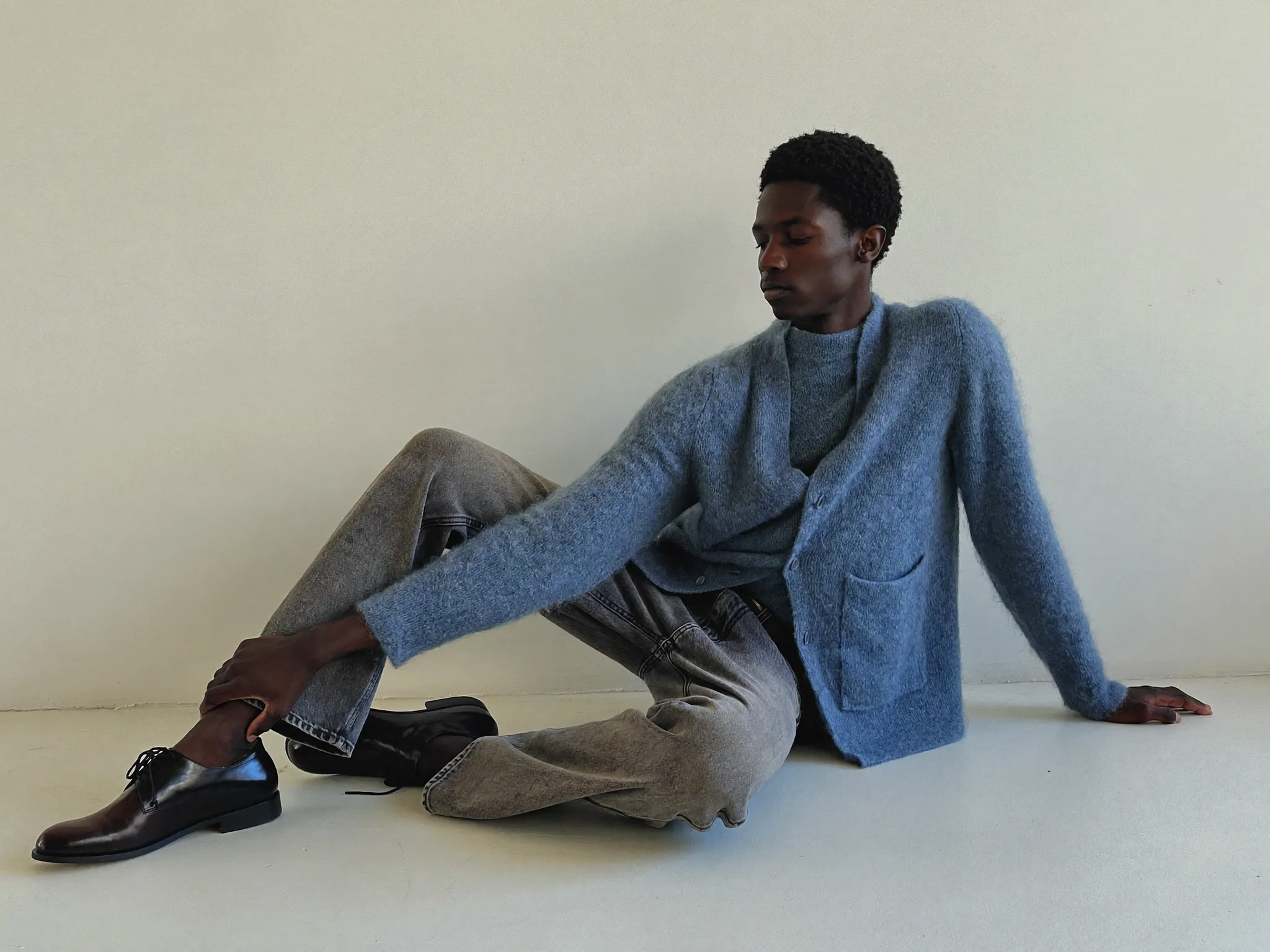 패션 포즈: Seated · Three Quarter · Reaching To Foot · One Extended