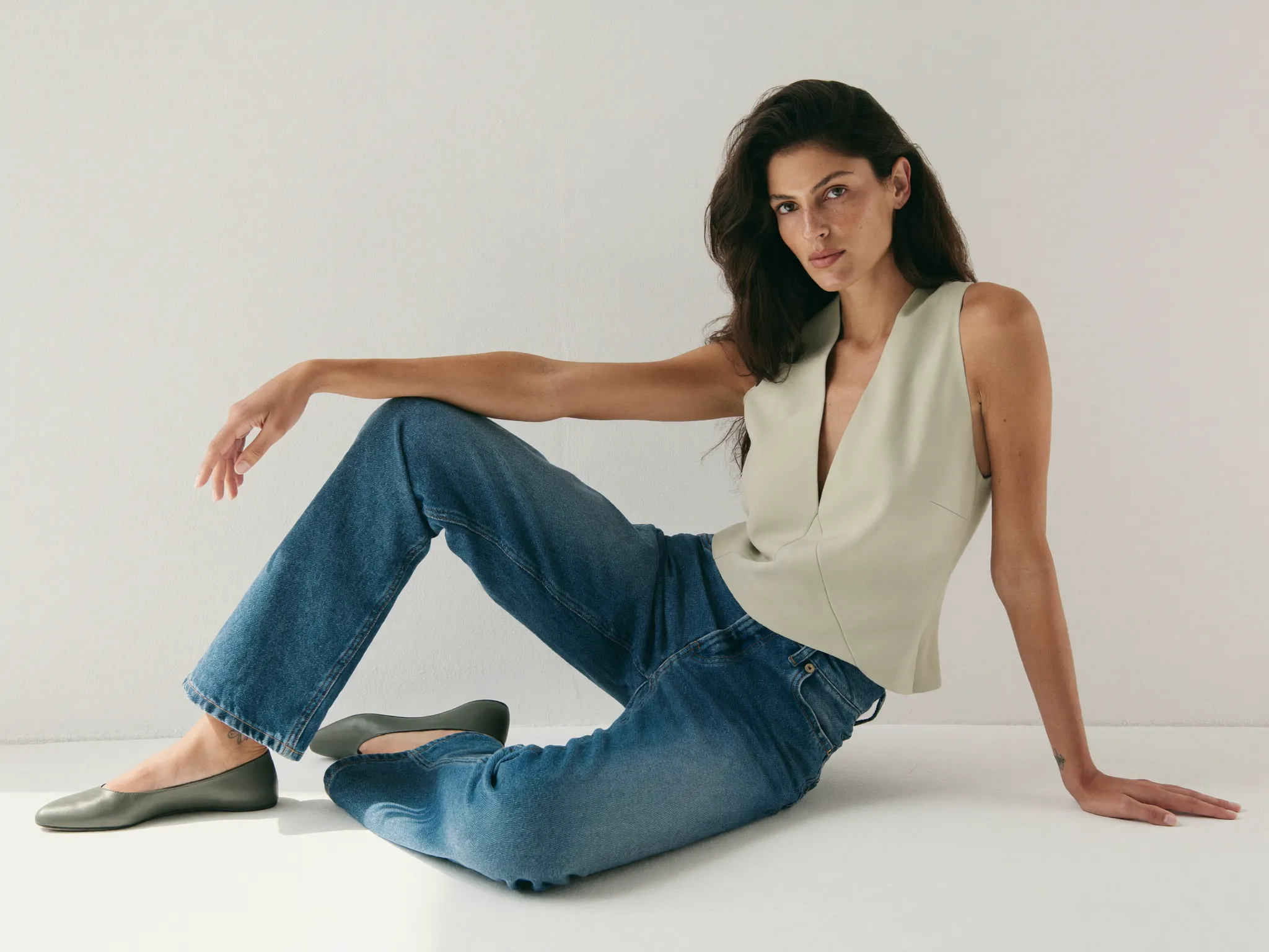 패션 포즈: Seated · Three Quarter · Reaching To Foot · One Extended