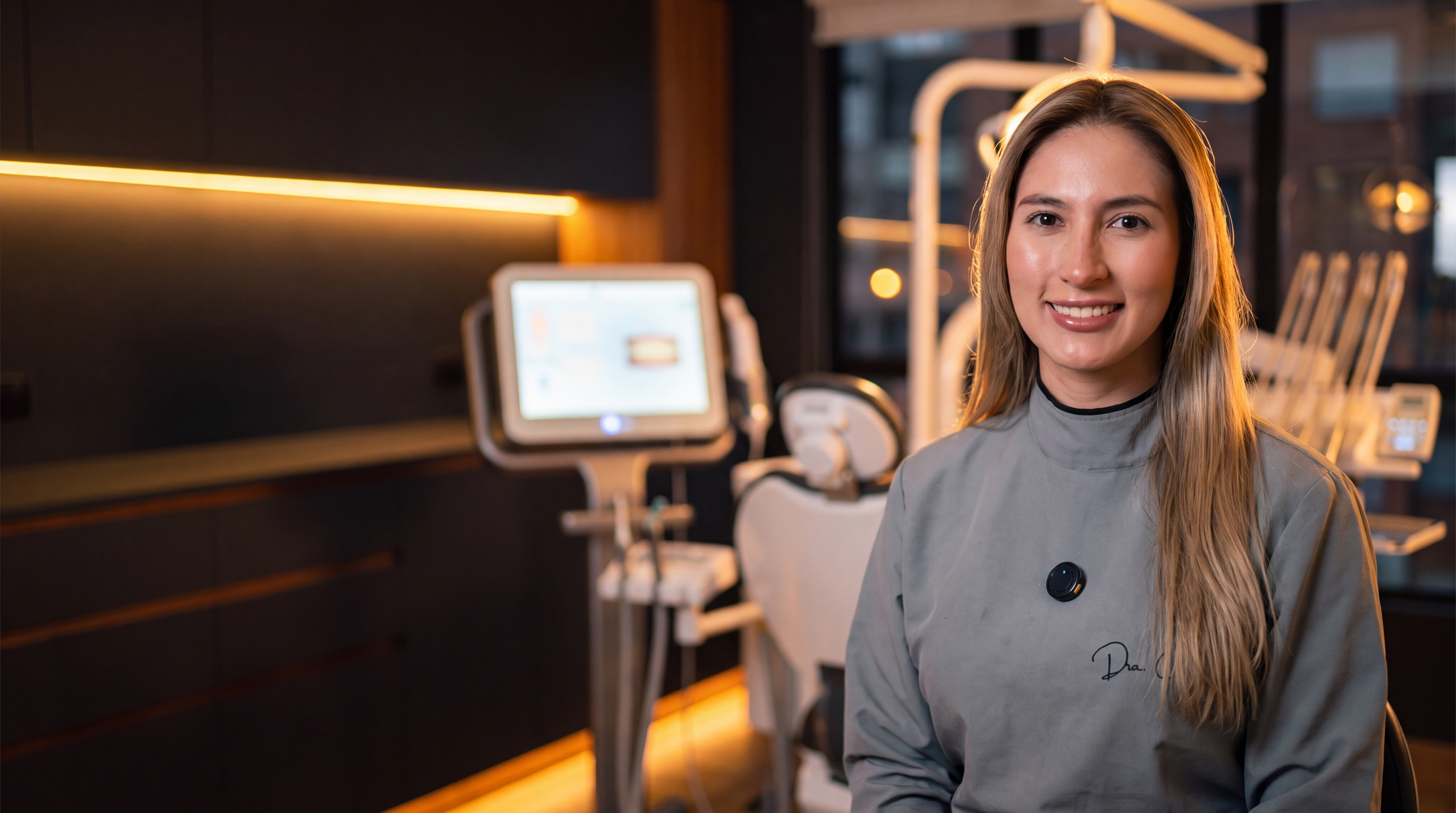 Doctora de SmileTech en su consultorio de odontología premium en Bogotá