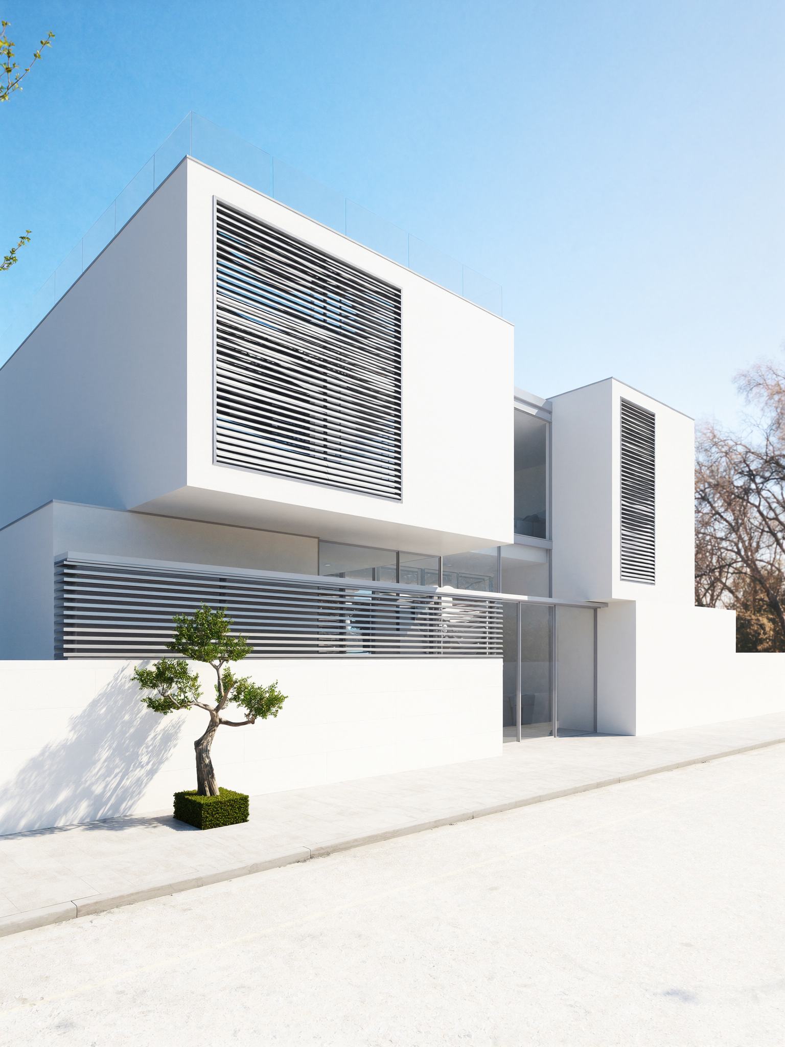 Vivienda unifamiliar de una planta con fachada blanca, paneles de madera y acceso pavimentado