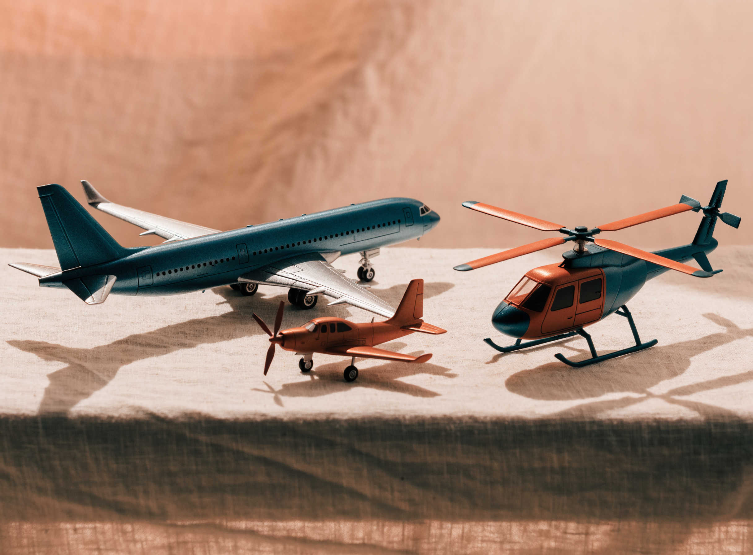 Coleção de aviões e helicópteros de brinquedo fabricados pela Roamith Brasil