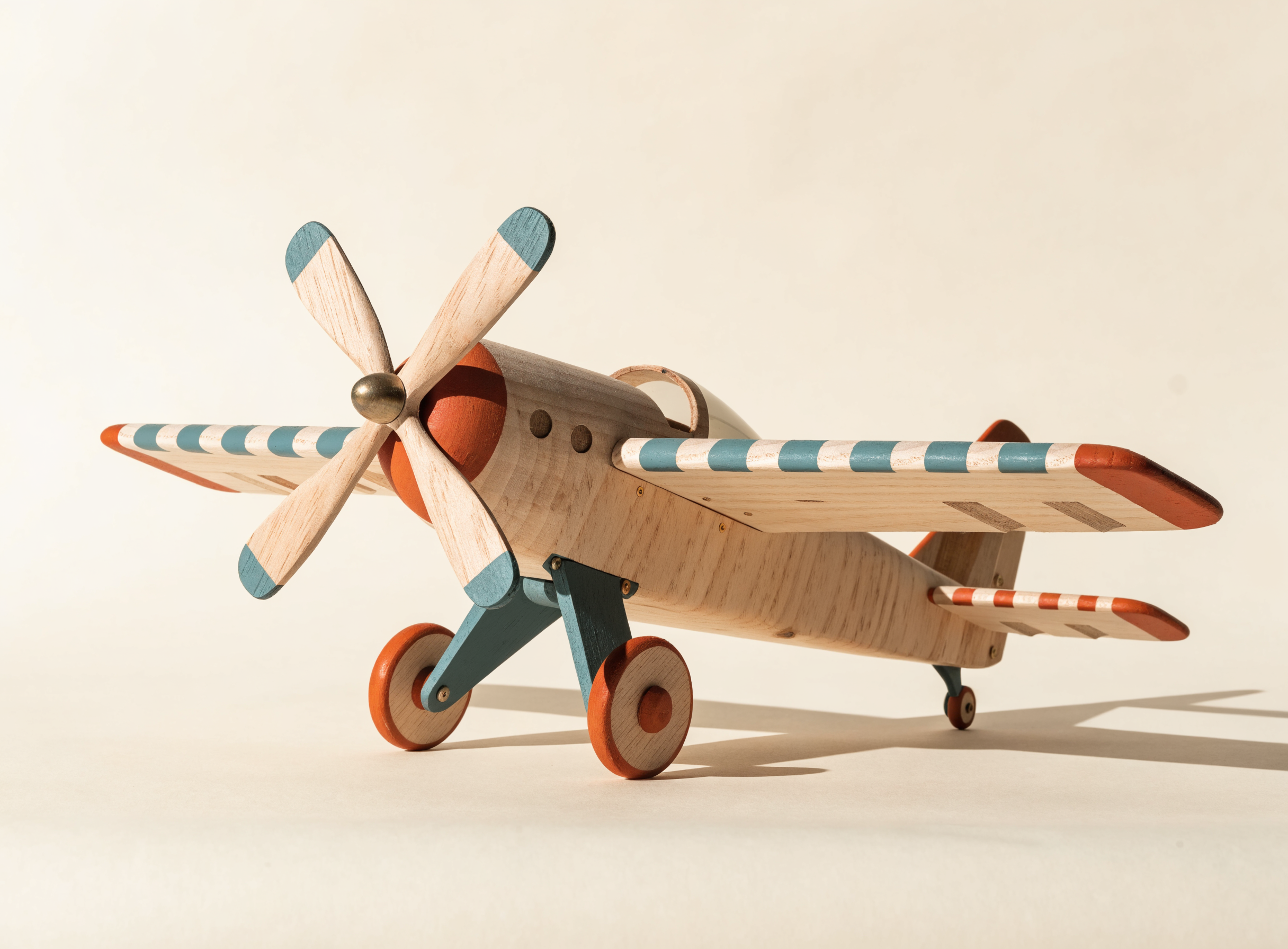 Avião a hélice de madeira de brinquedo