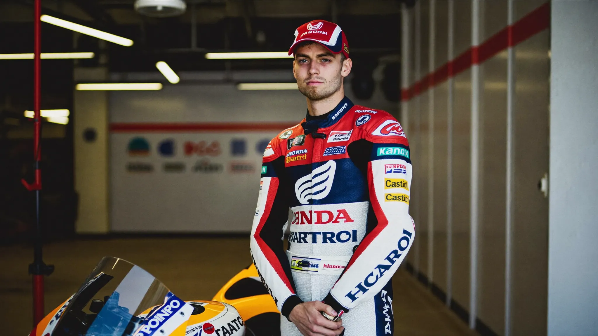 Fabio Quartararo com o macacão da Honda HRC Castrol ao lado da RC213V no box da Honda