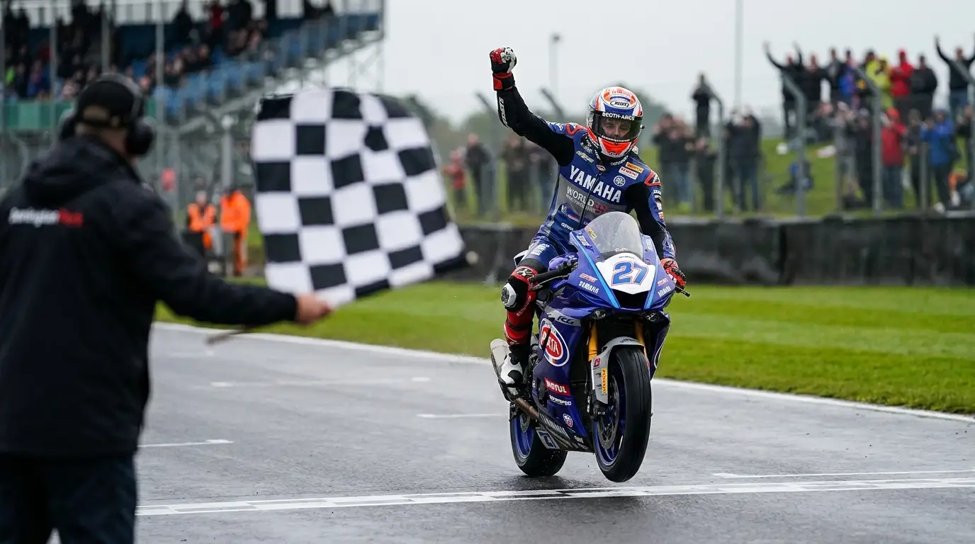 Piloto de WorldSSP comemora vitória de braço erguido ao cruzar a linha de chegada em Donington Park