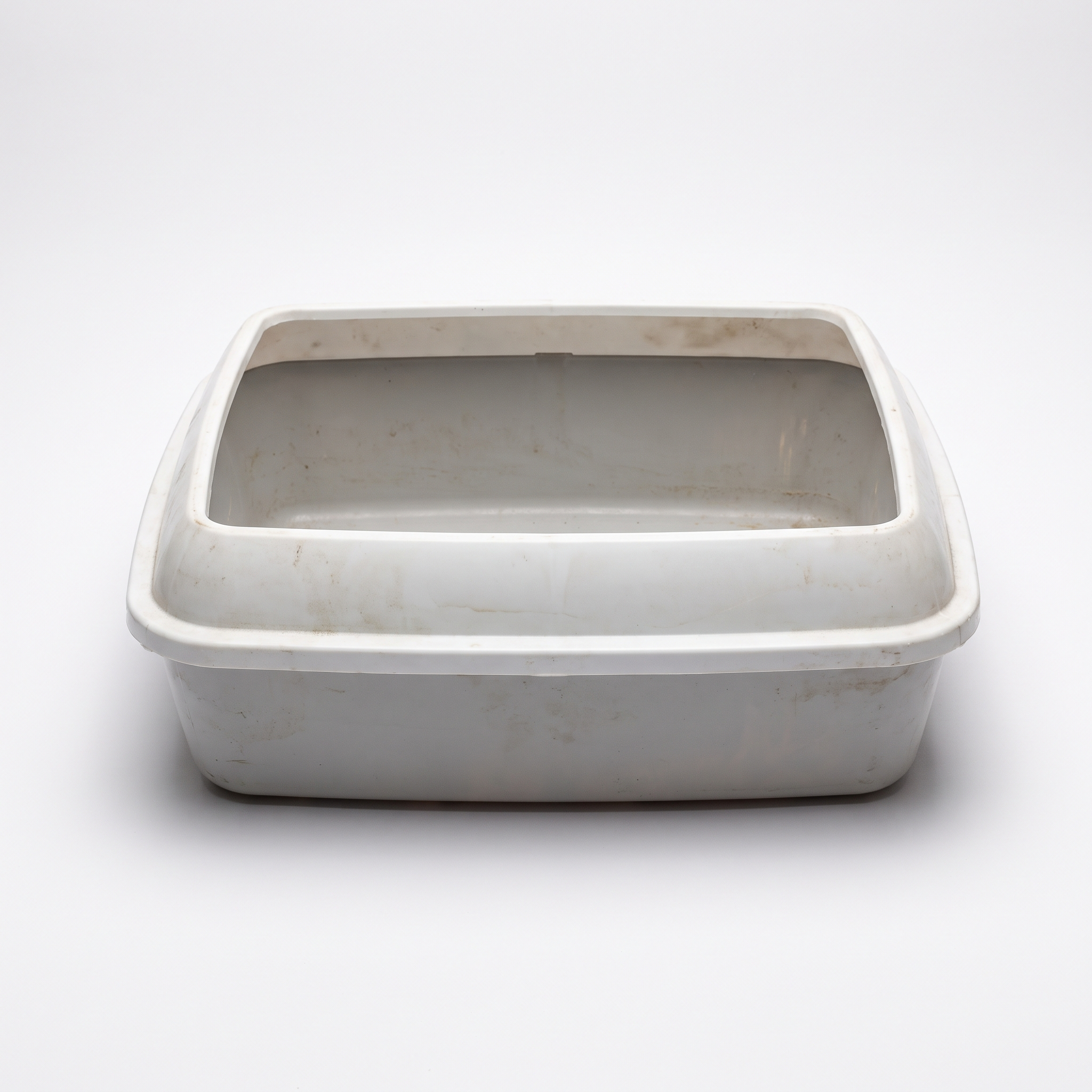 Plastic litter boxes