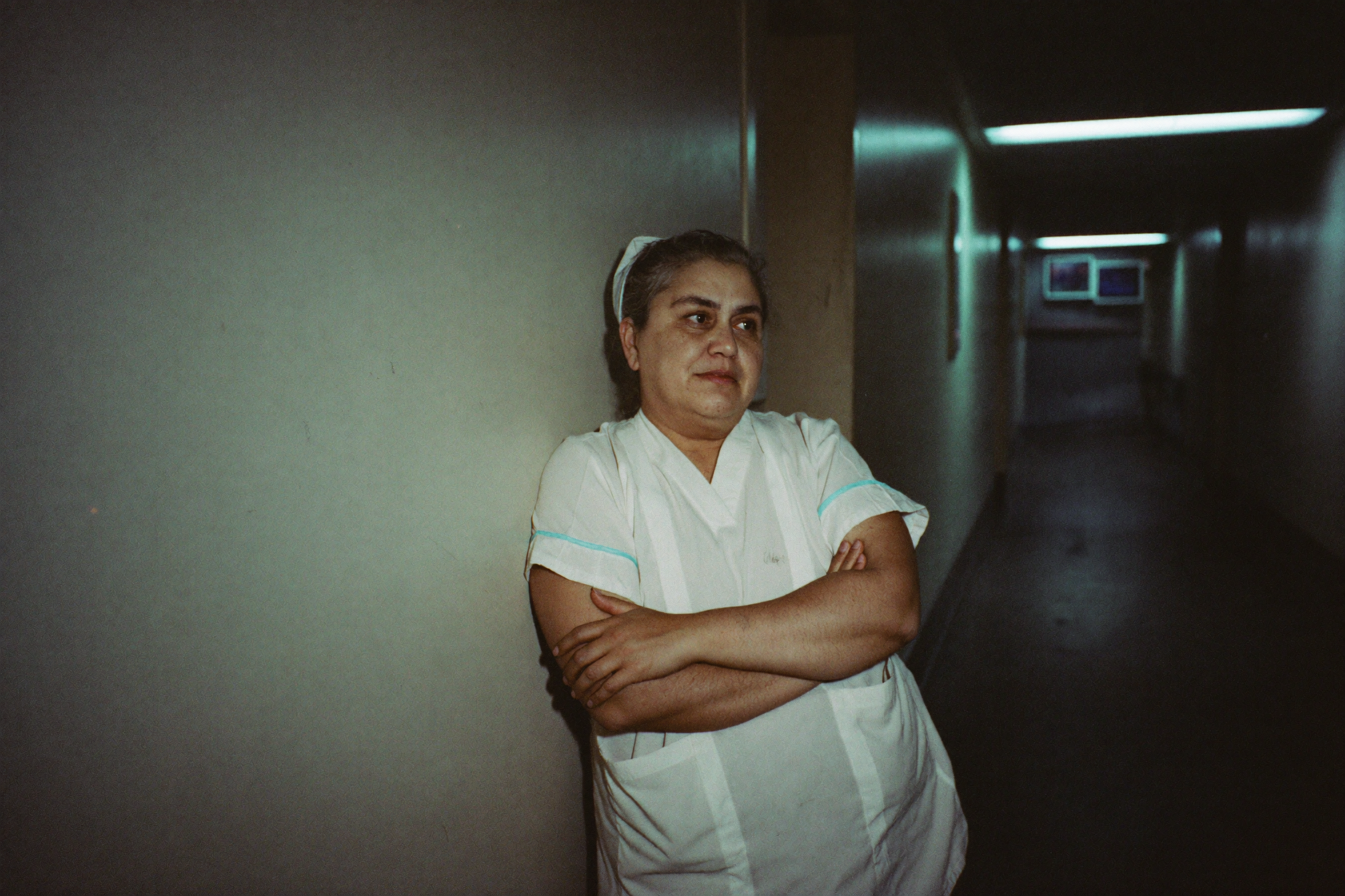Enfermera de terapia intensiva en un pasillo de hospital de noche
