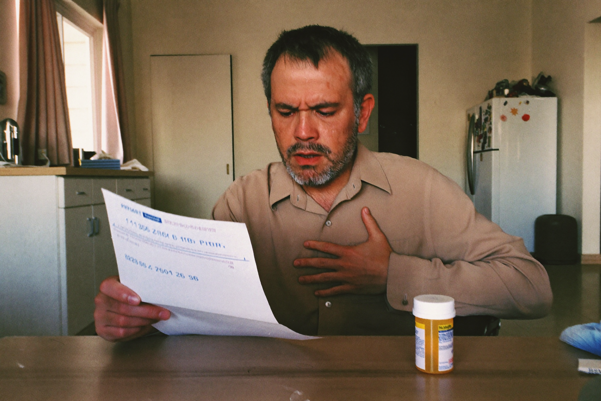 Hombre mayor preocupado revisando sus análisis de colesterol