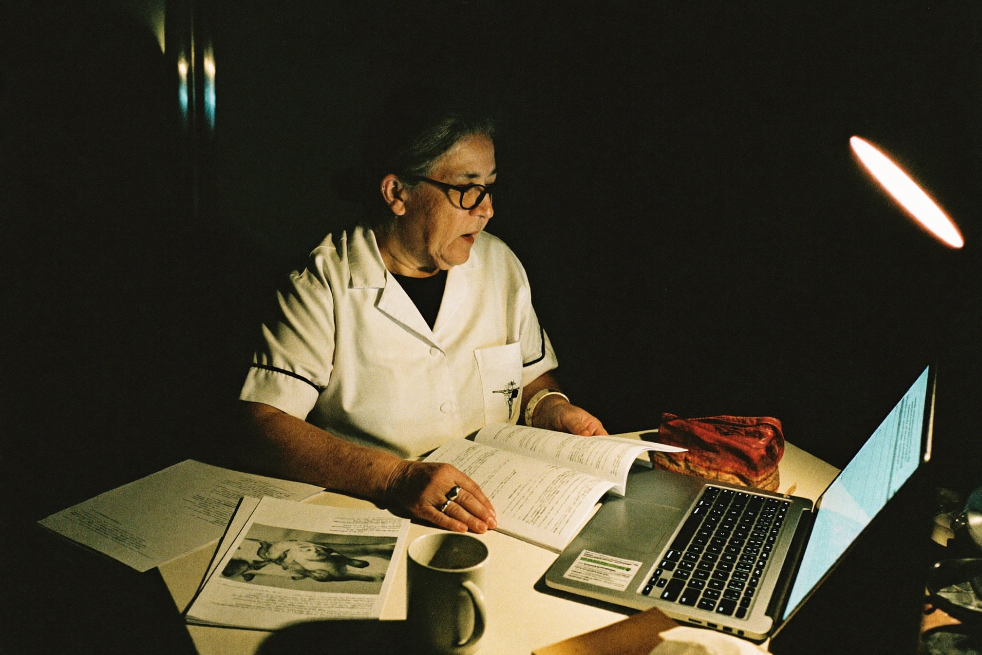La enfermera leyendo los estudios que nunca le dejaron leer