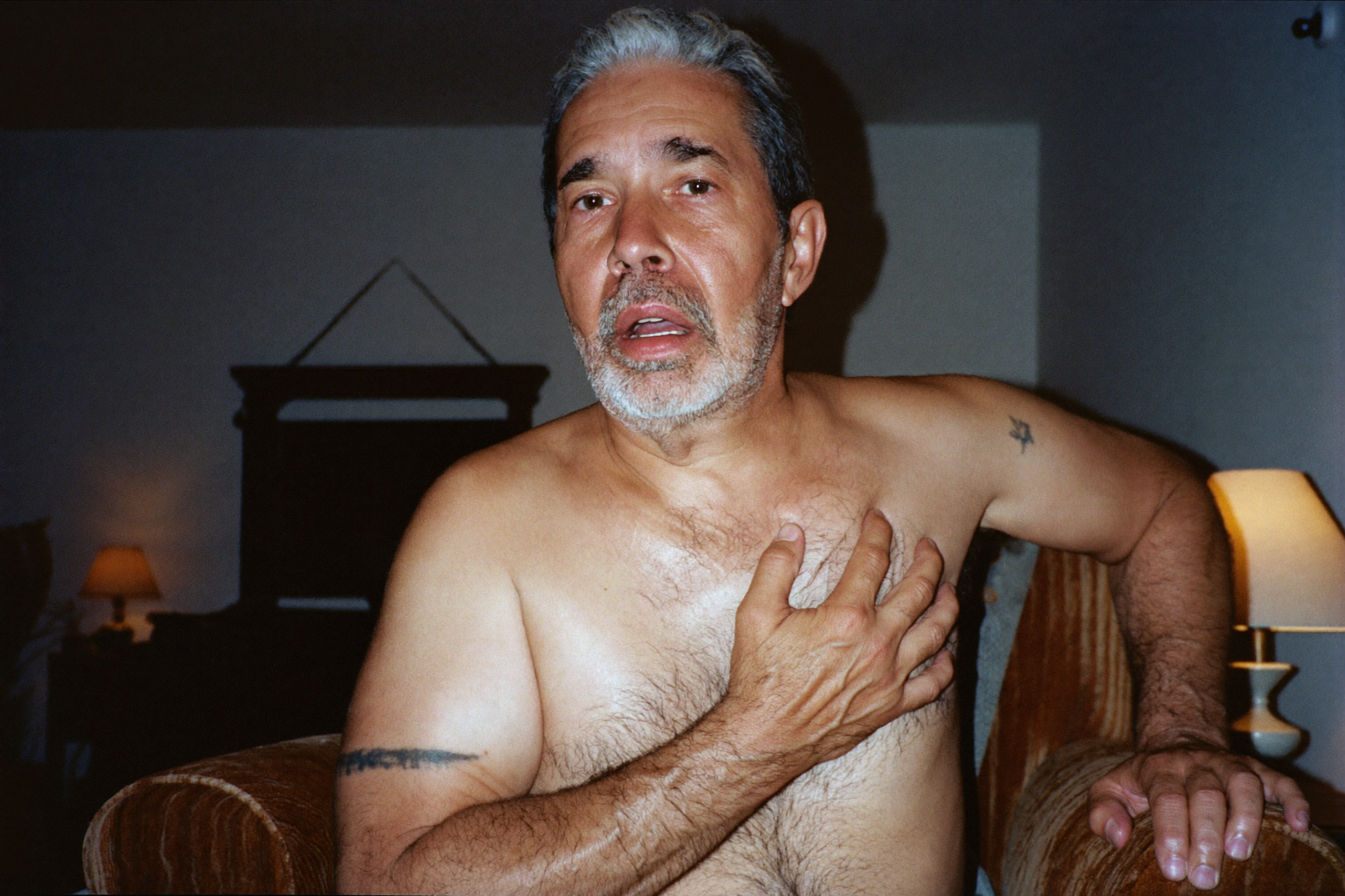 Hombre mayor con dolor en el pecho en su casa