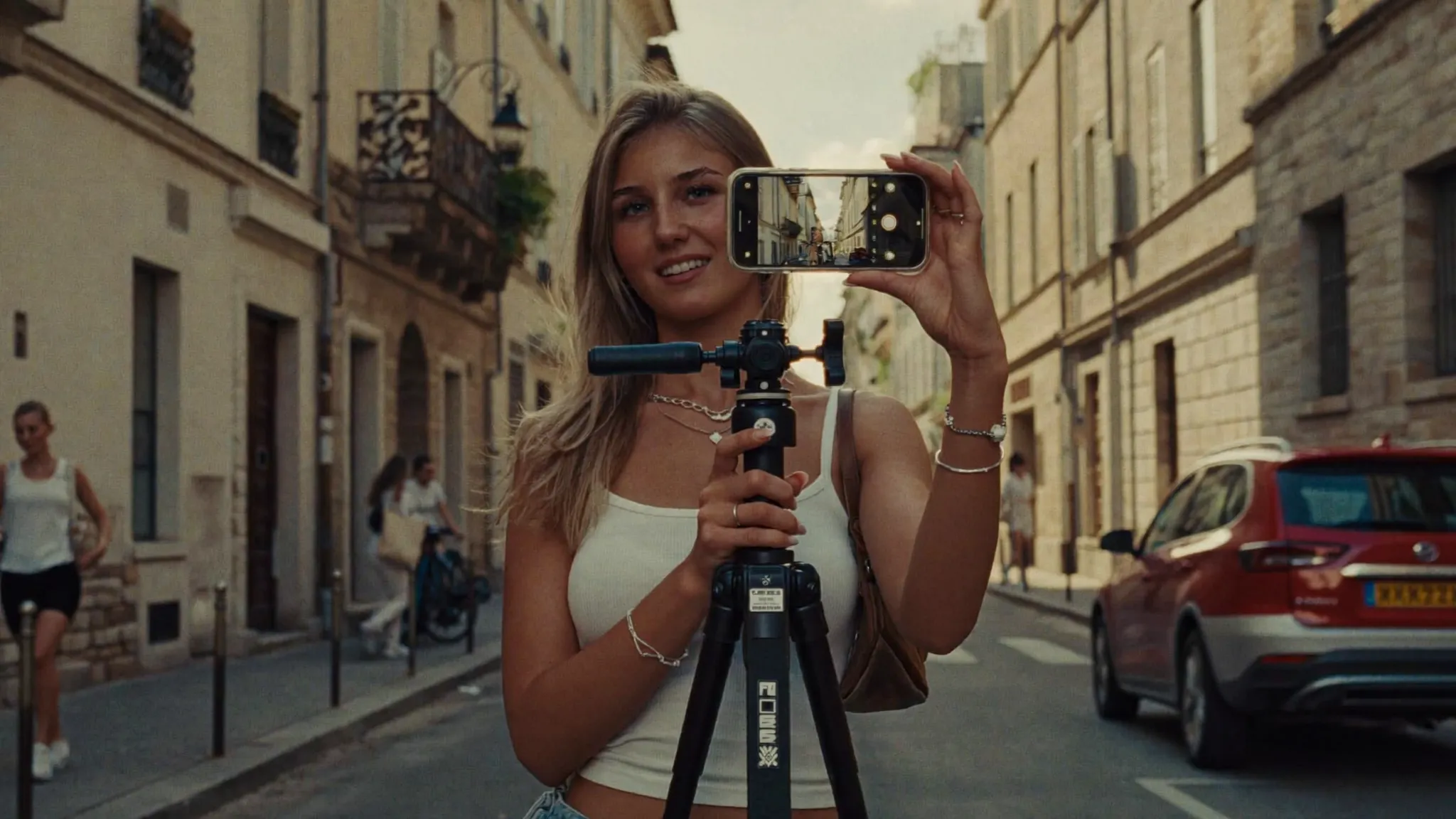 KI-Markenbotschafterin filmt sich mit Phone-Rig in der Altstadt — On-Location-Content