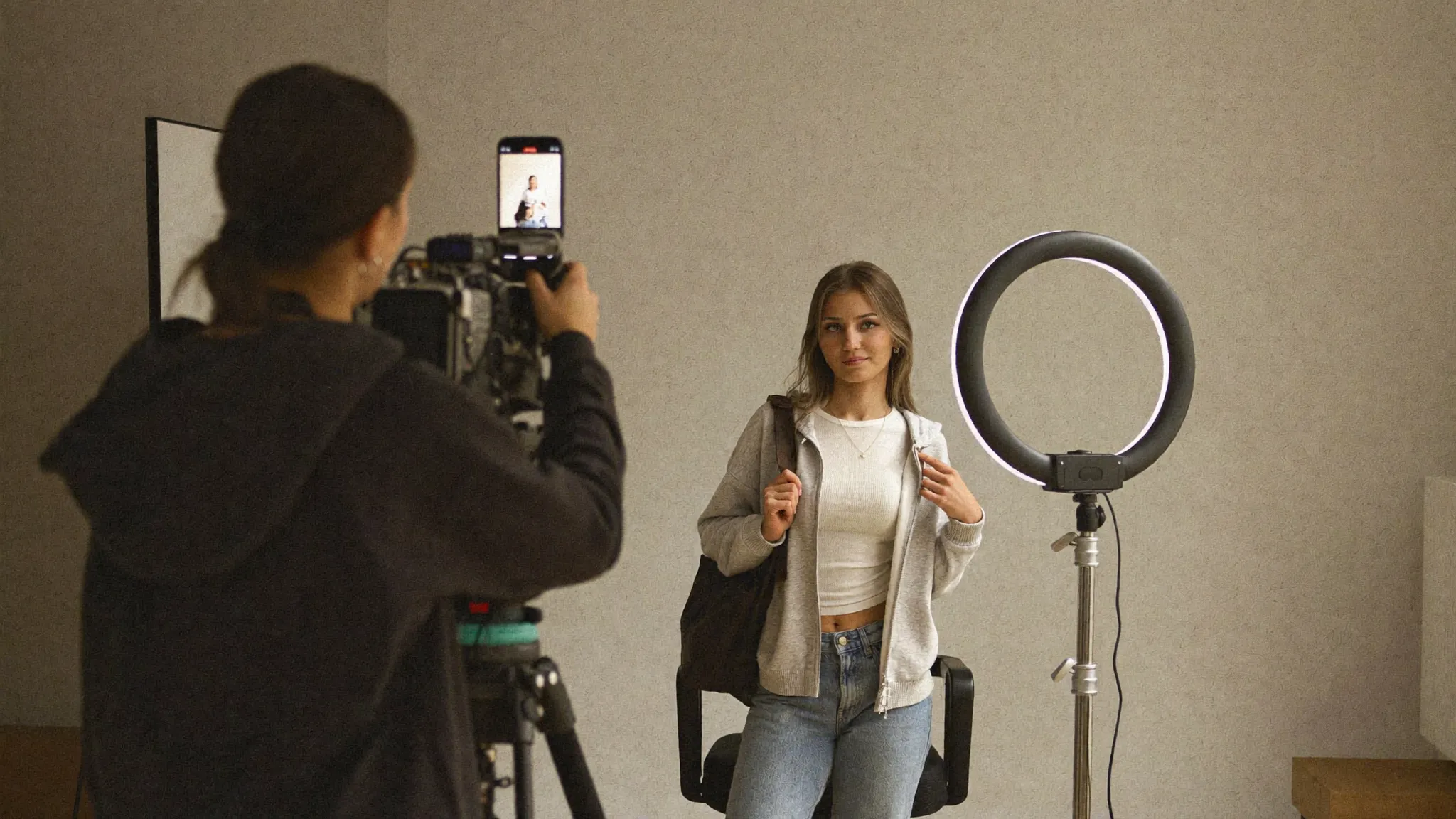 Behind the Scenes: KI-Markenbotschafterin im Studio vor dem Ringlicht
