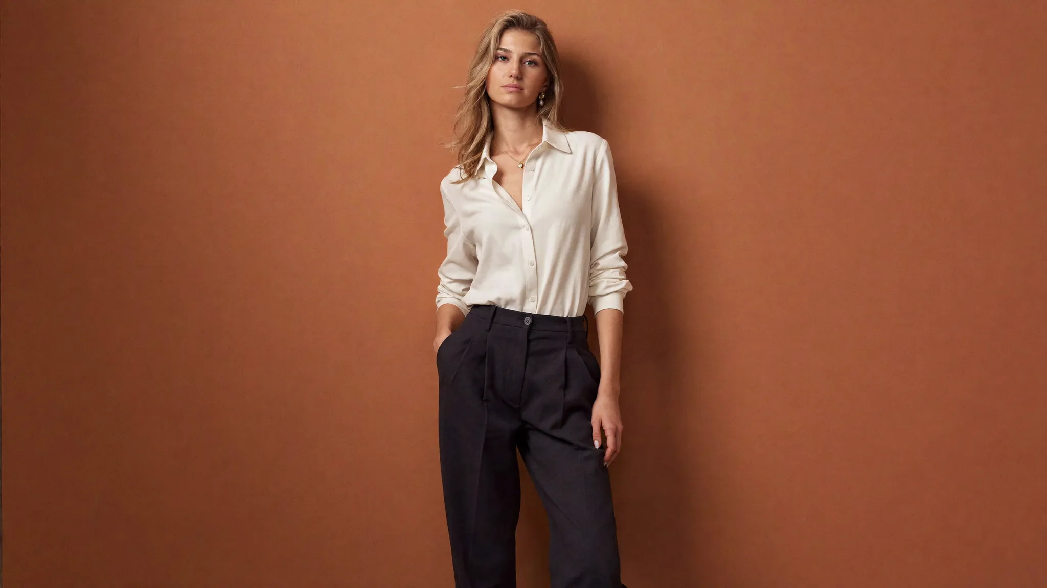 KI-generiertes Fashion-Editorial vor Terracotta-Hintergrund