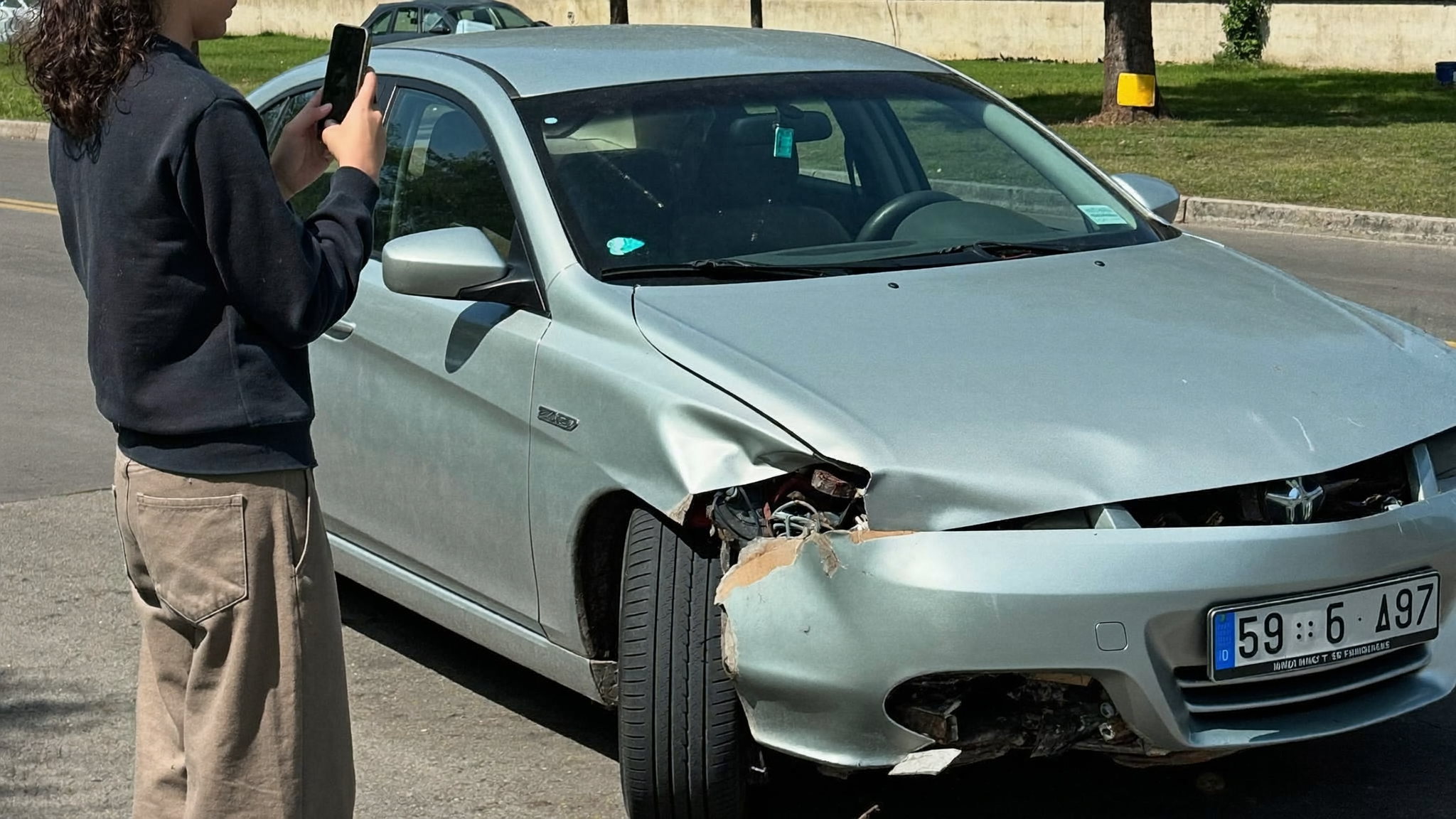 Una persona documenta con su teléfono un choque leve en una calle de Texas.