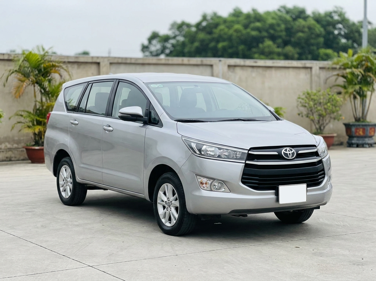 Toyota Innova 2.0E MT 2019 màu bạc cũ tại Thuận An, Bình Dương