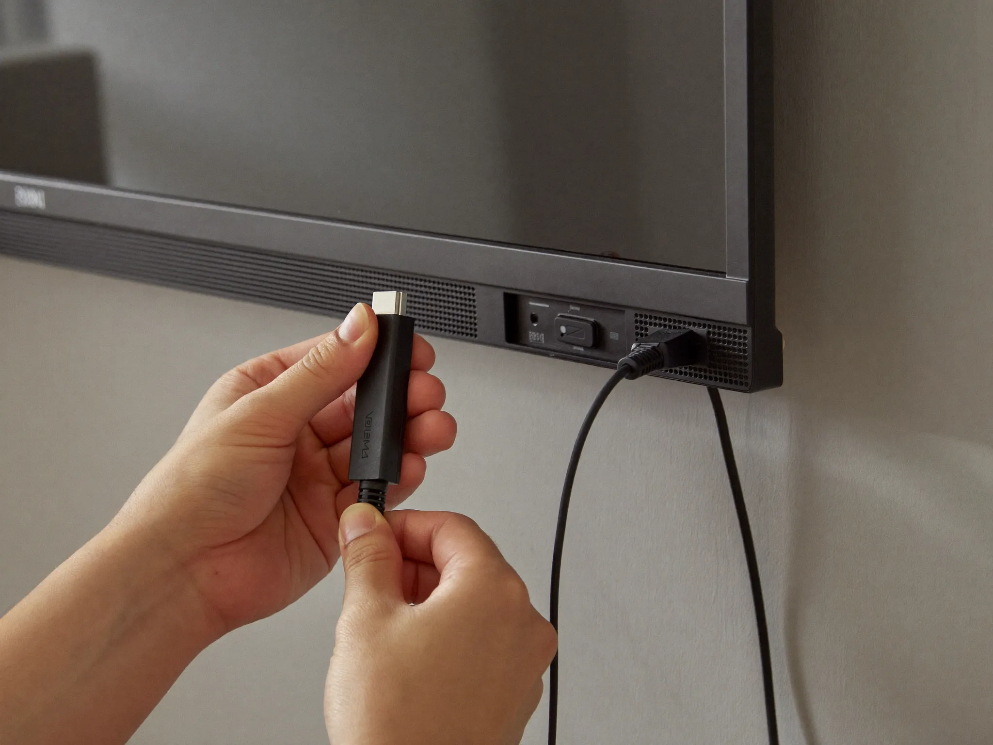Branchement d'un Fire Stick derrière une télévision pour installer IPTV Smarters Pro