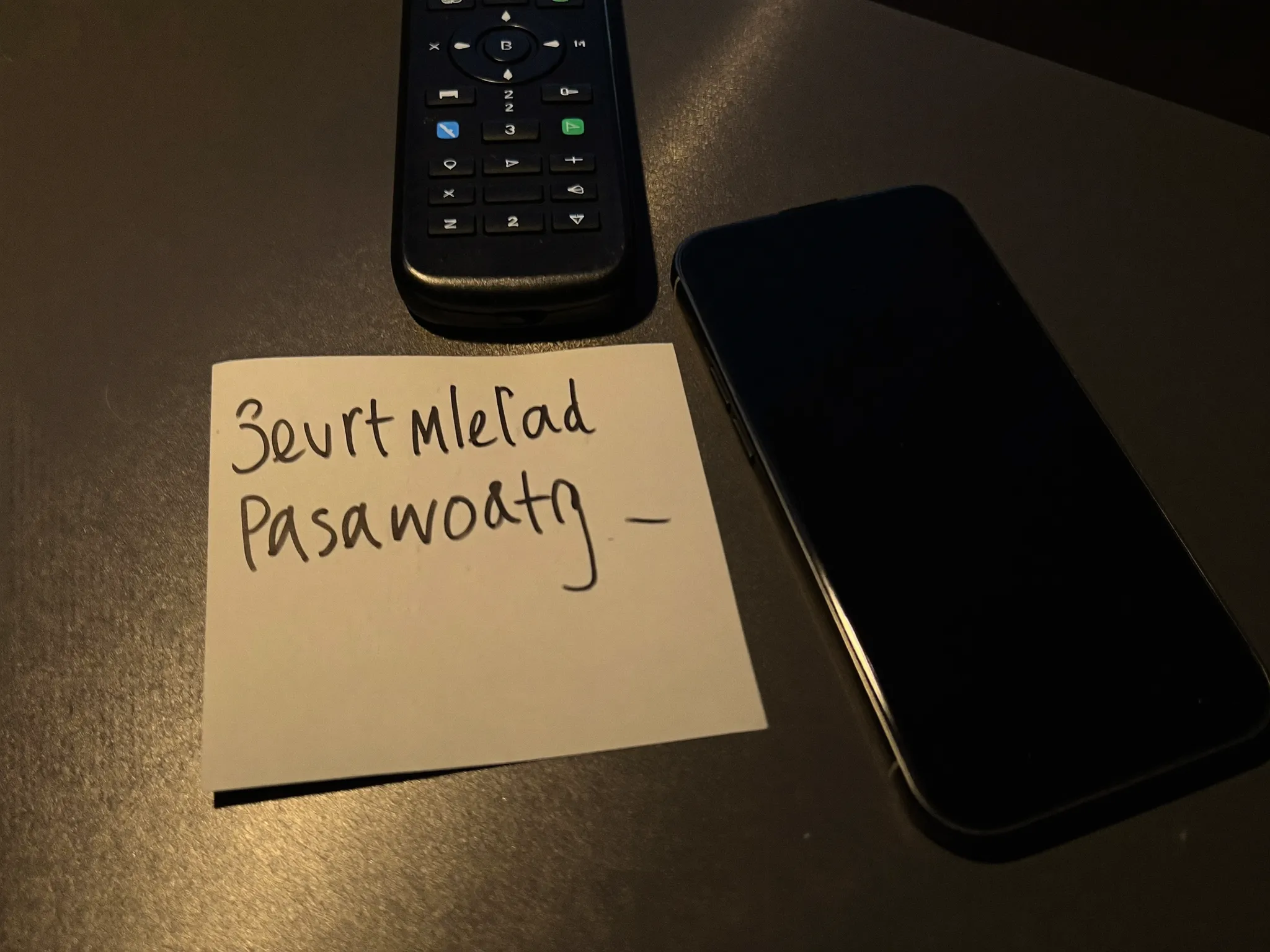 Identifiants Xtream Codes notés à côté d'un smartphone, à saisir dans IPTV Smarters Pro