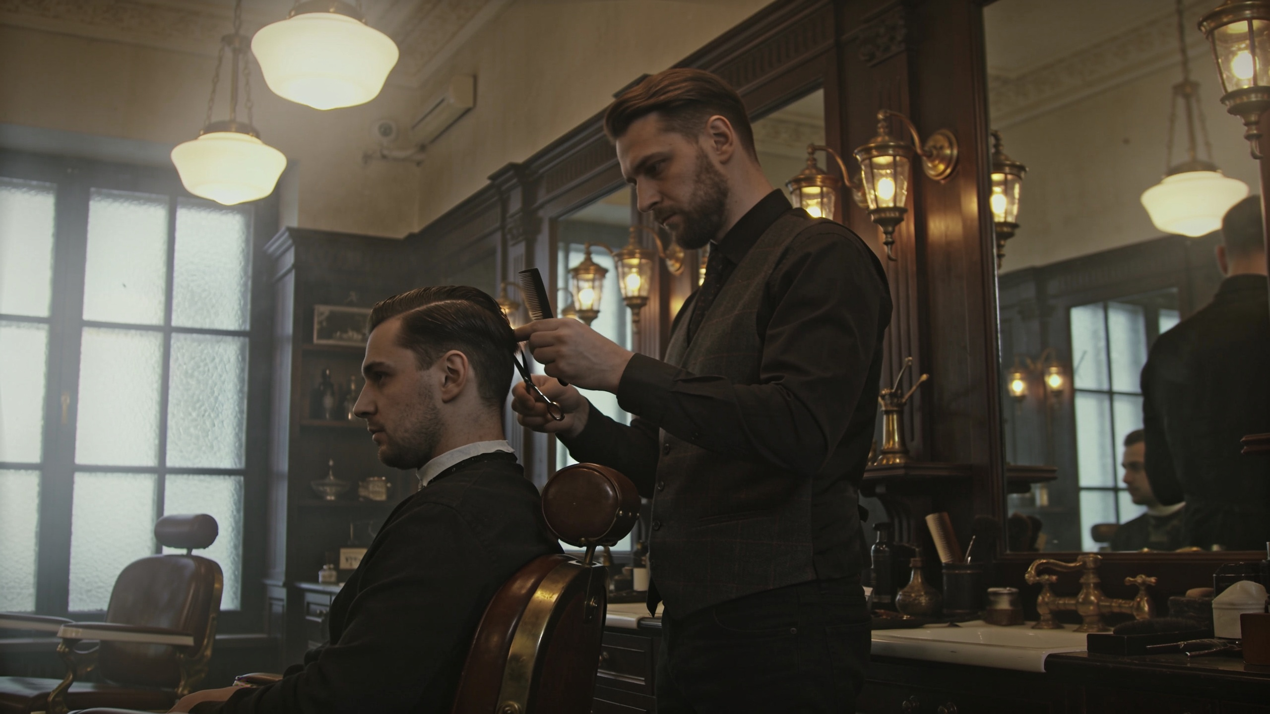 Barber bei der Arbeit am Stuhl