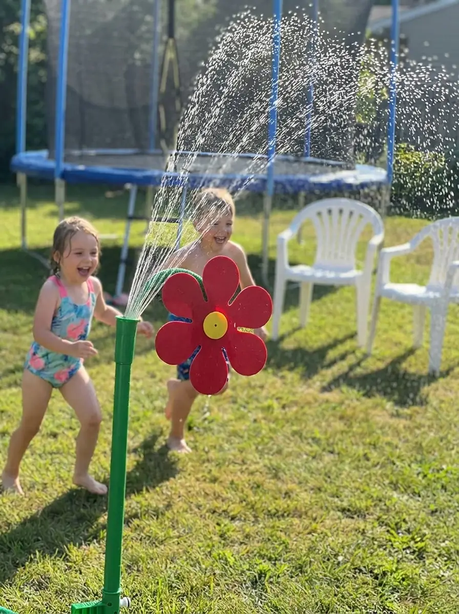 Klantfoto kinderen spelen met de BloomSprinkler