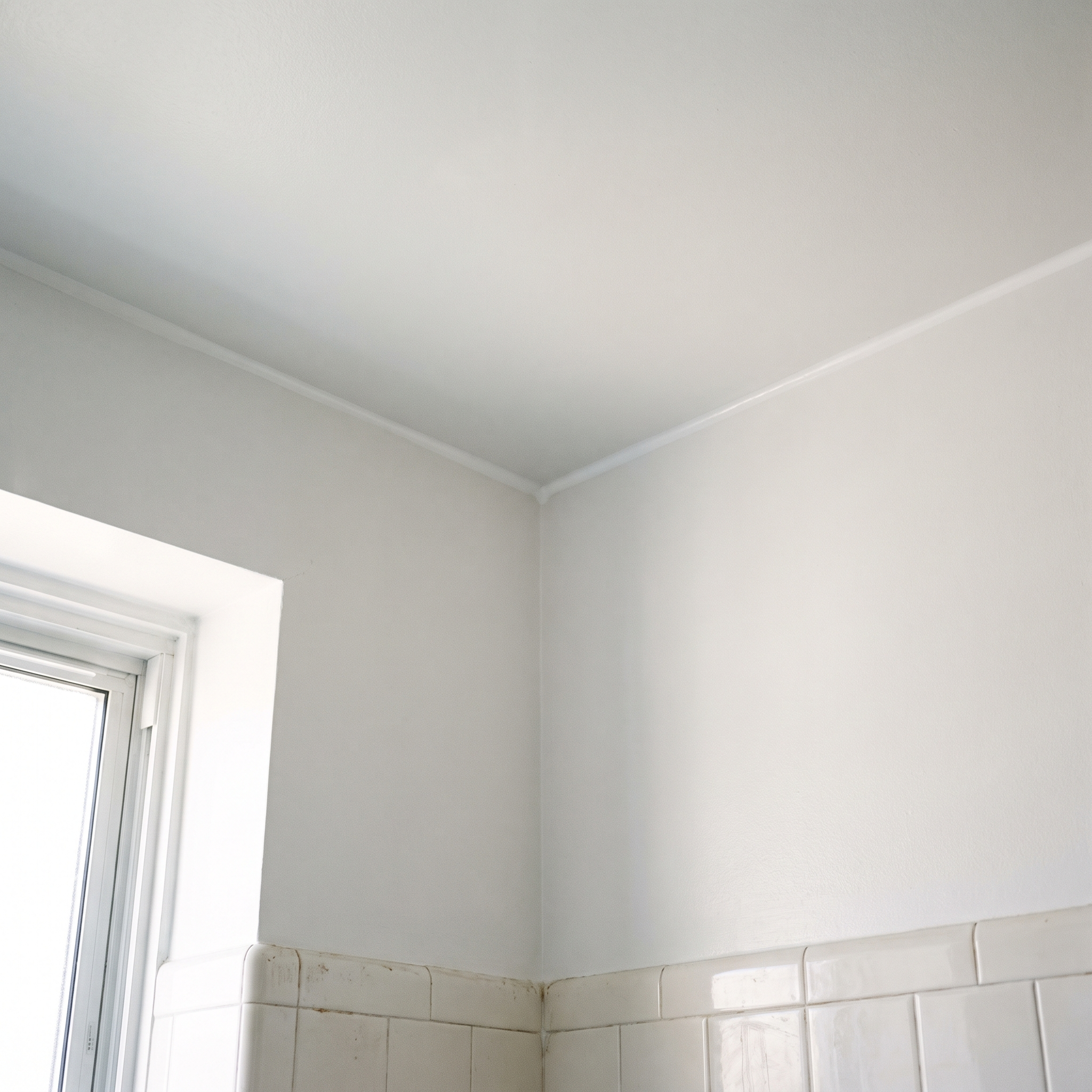 Esquina del techo del baño limpia, sin moho
