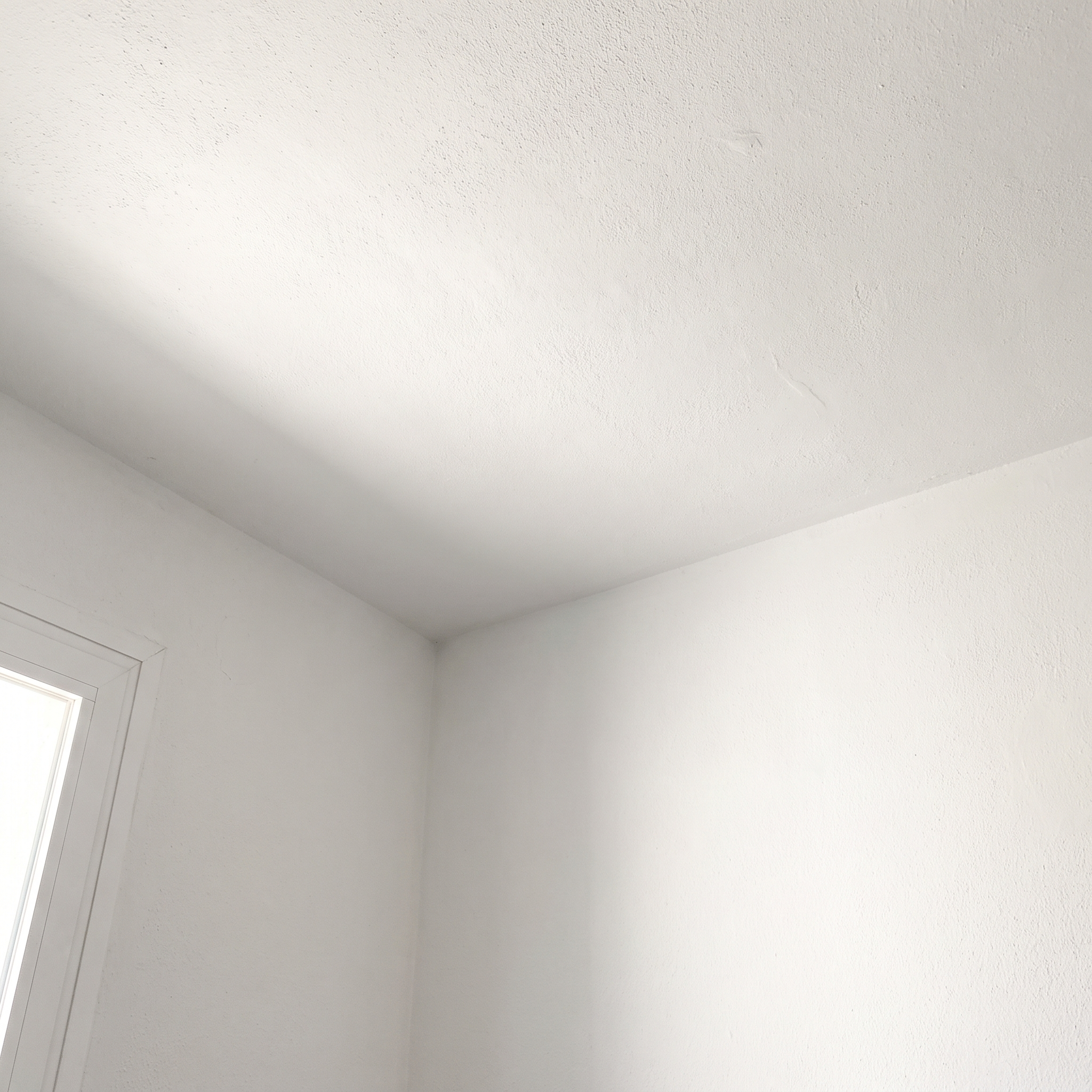 Techo del baño de Carmen limpio, sin moho
