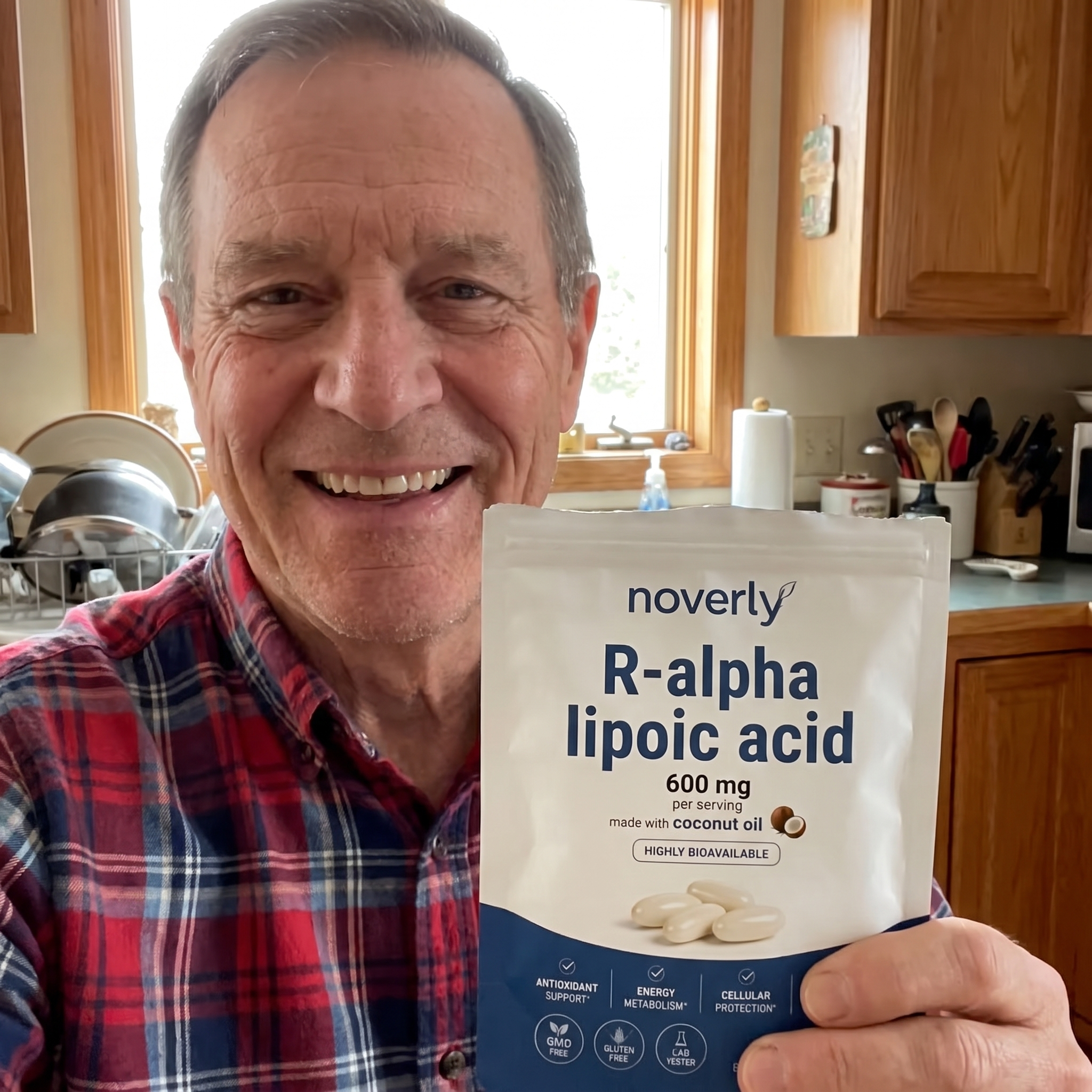 Customer testimonial: man holding the Noverly pouch