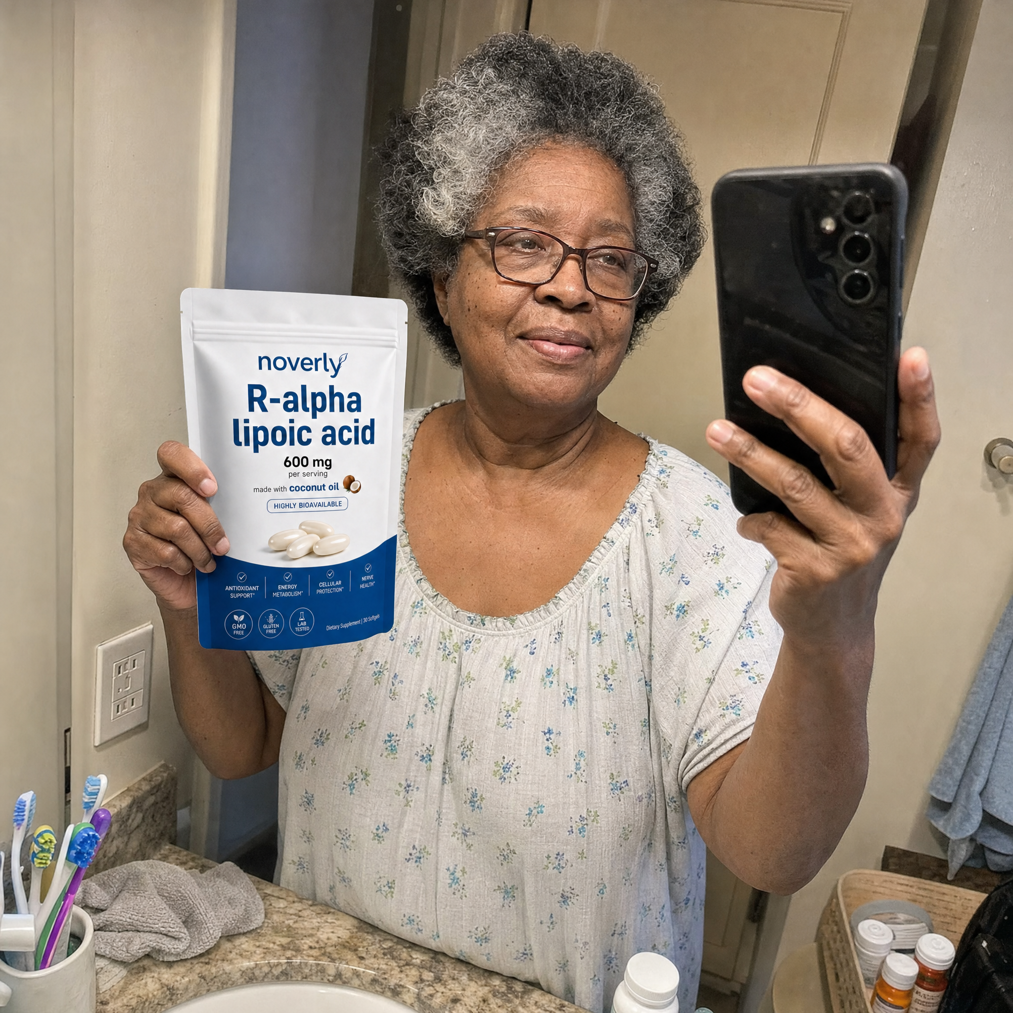 Customer with the Noverly pouch at her bathroom mirror