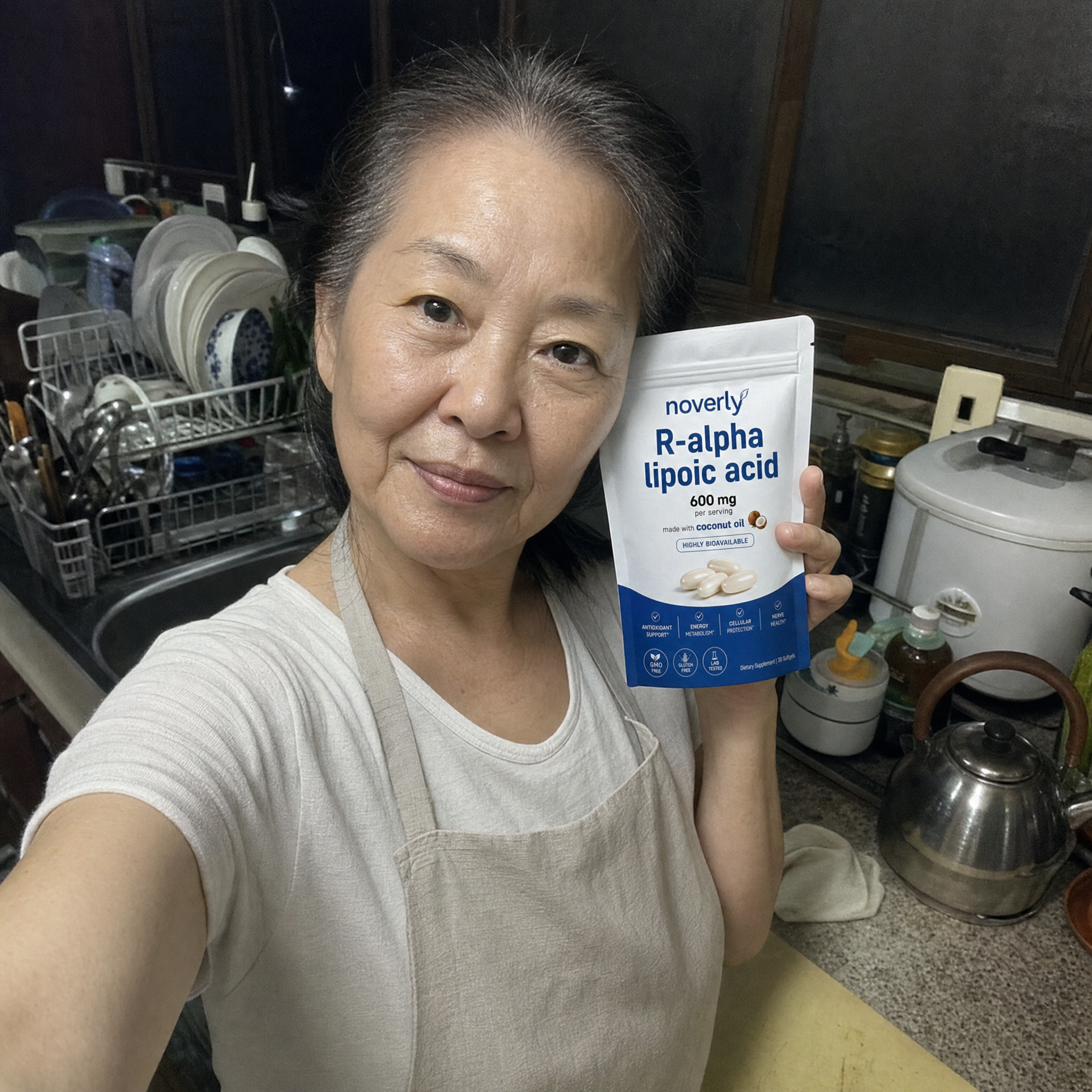 Customer at her kitchen sink holding the Noverly pouch