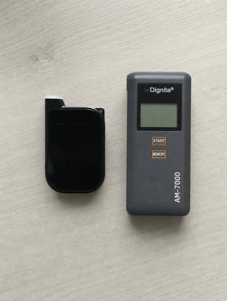 Smartcell alkometer ved siden av et profesjonelt alkometer på et bord