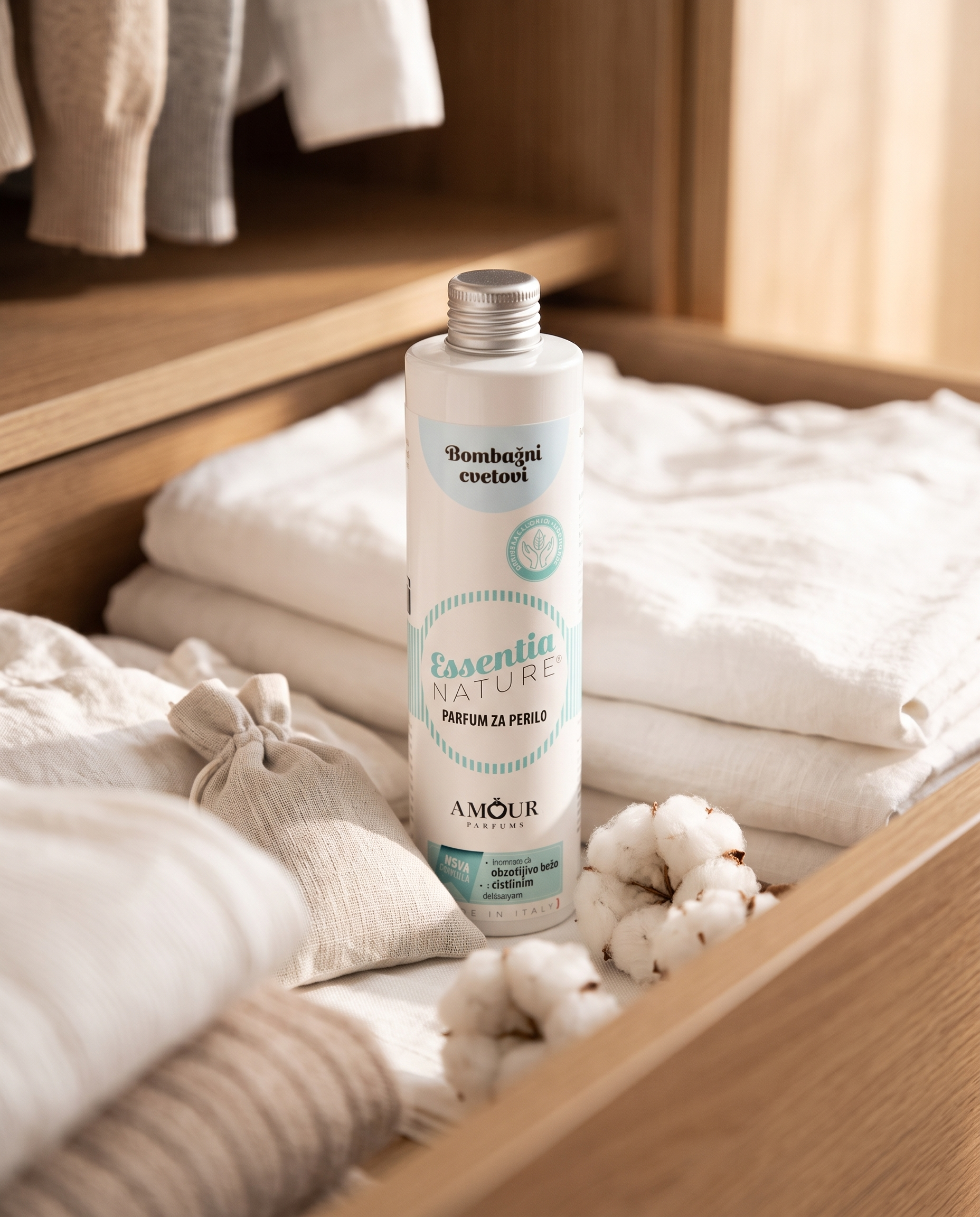 Essentia Nature parfum za perilo Bombažni cvetovi med zloženim svežim perilom v predalu