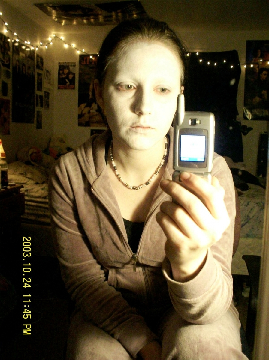 Selfie noturna estilo celular flip (Y2K anos 2000)