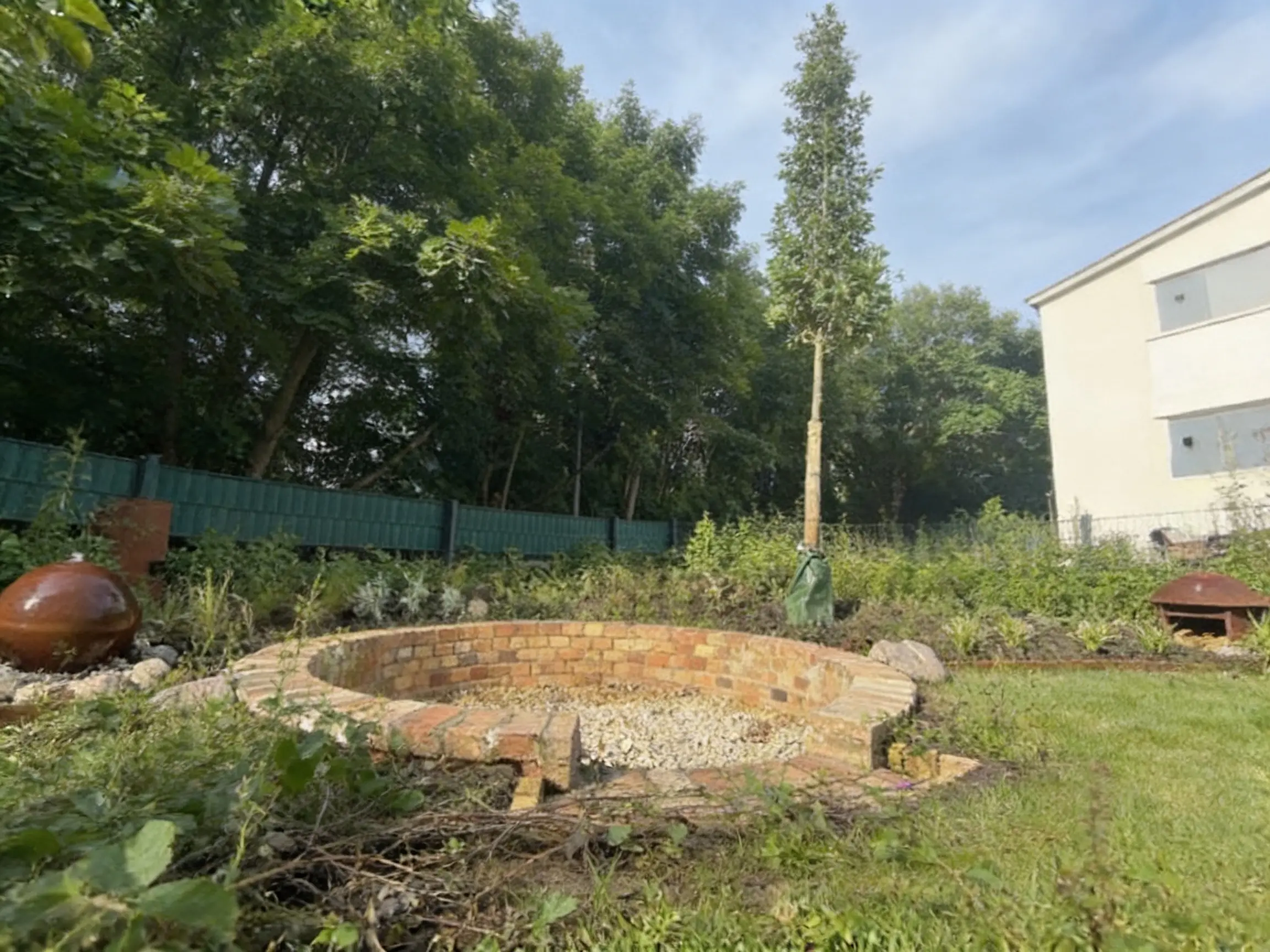 Vorher: Verwachsener Garten Hamburg