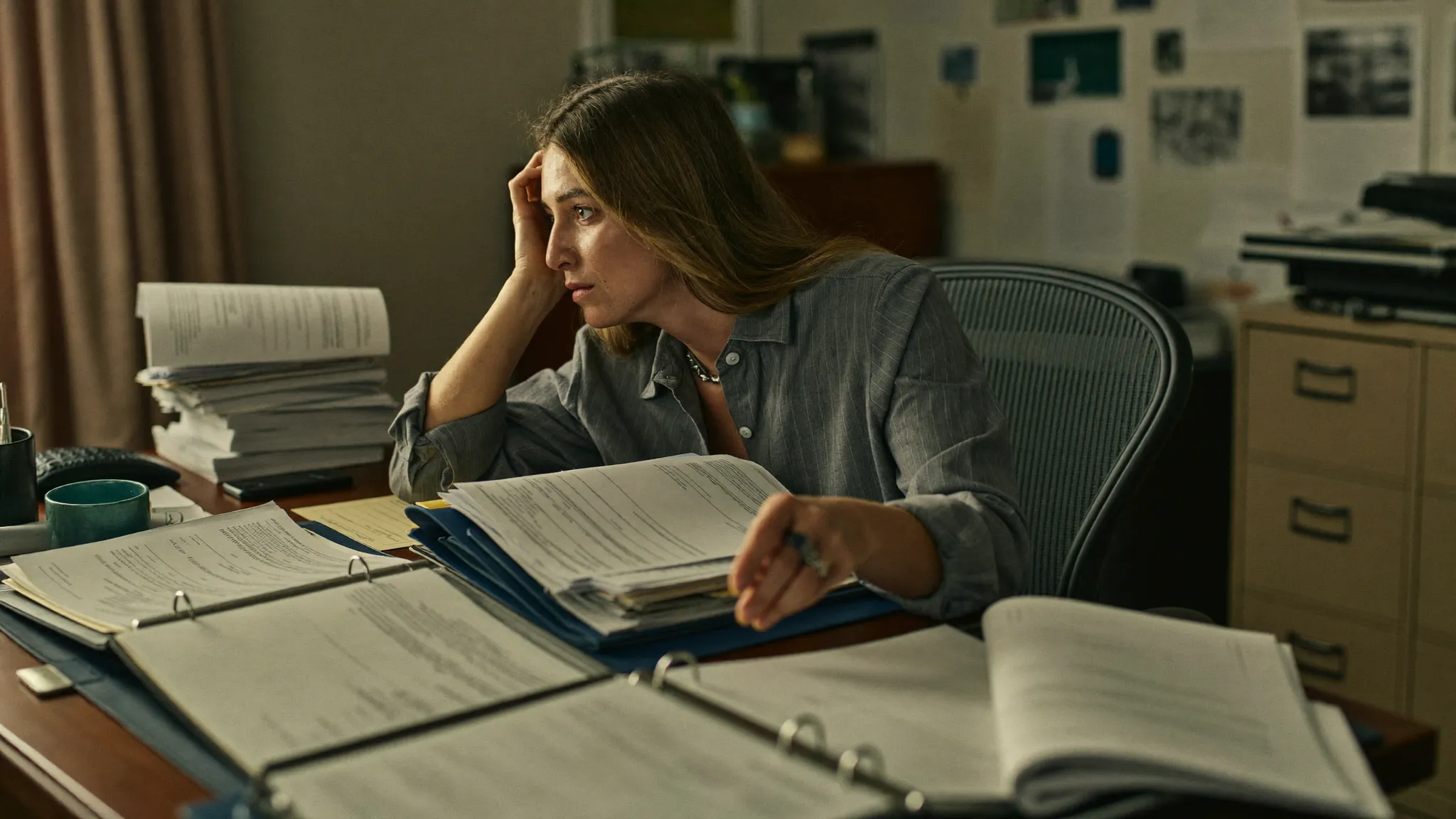 Commercialista al lavoro tra documenti e scadenze