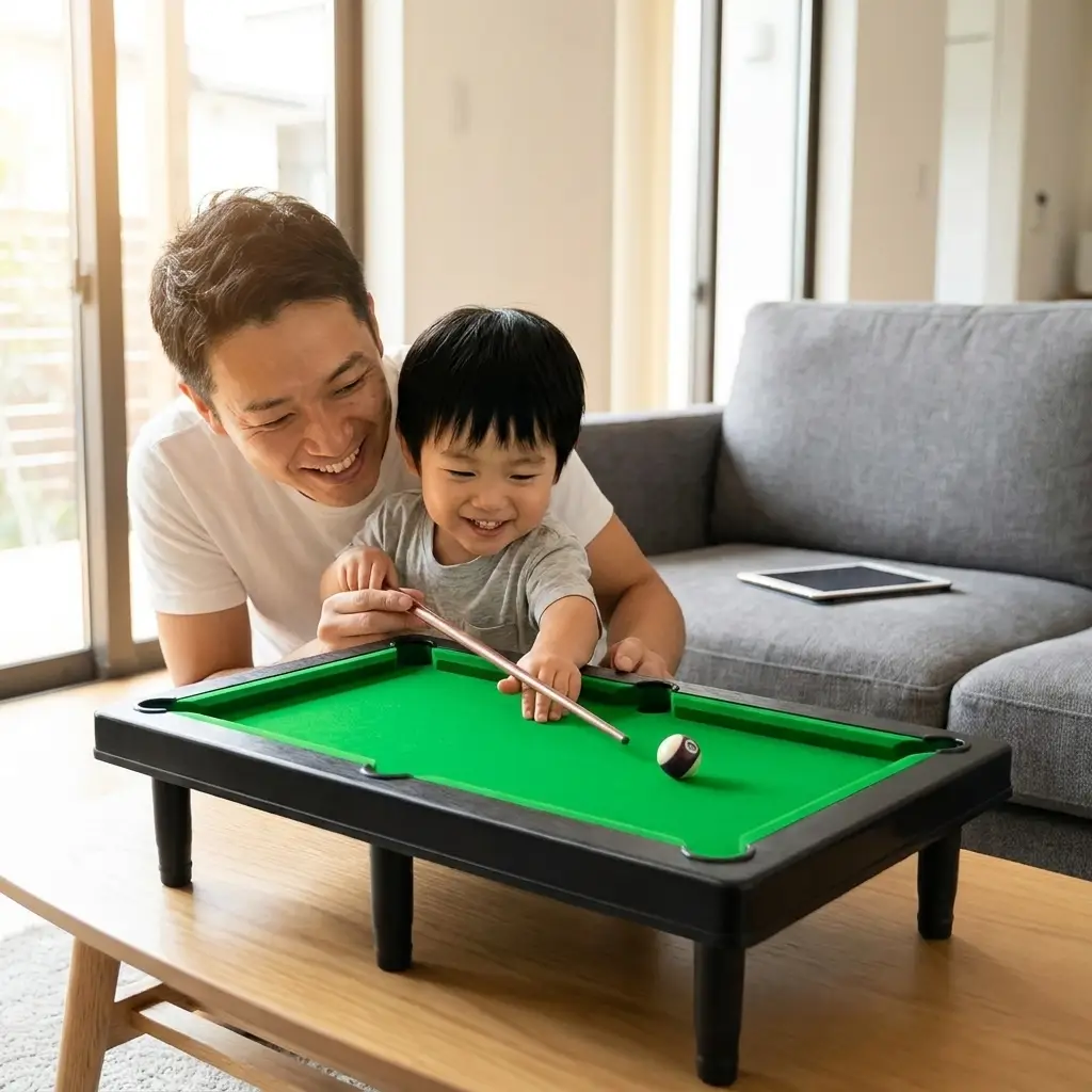 親子で卓上ビリヤードを楽しむ様子（タブレットを置いて対戦）