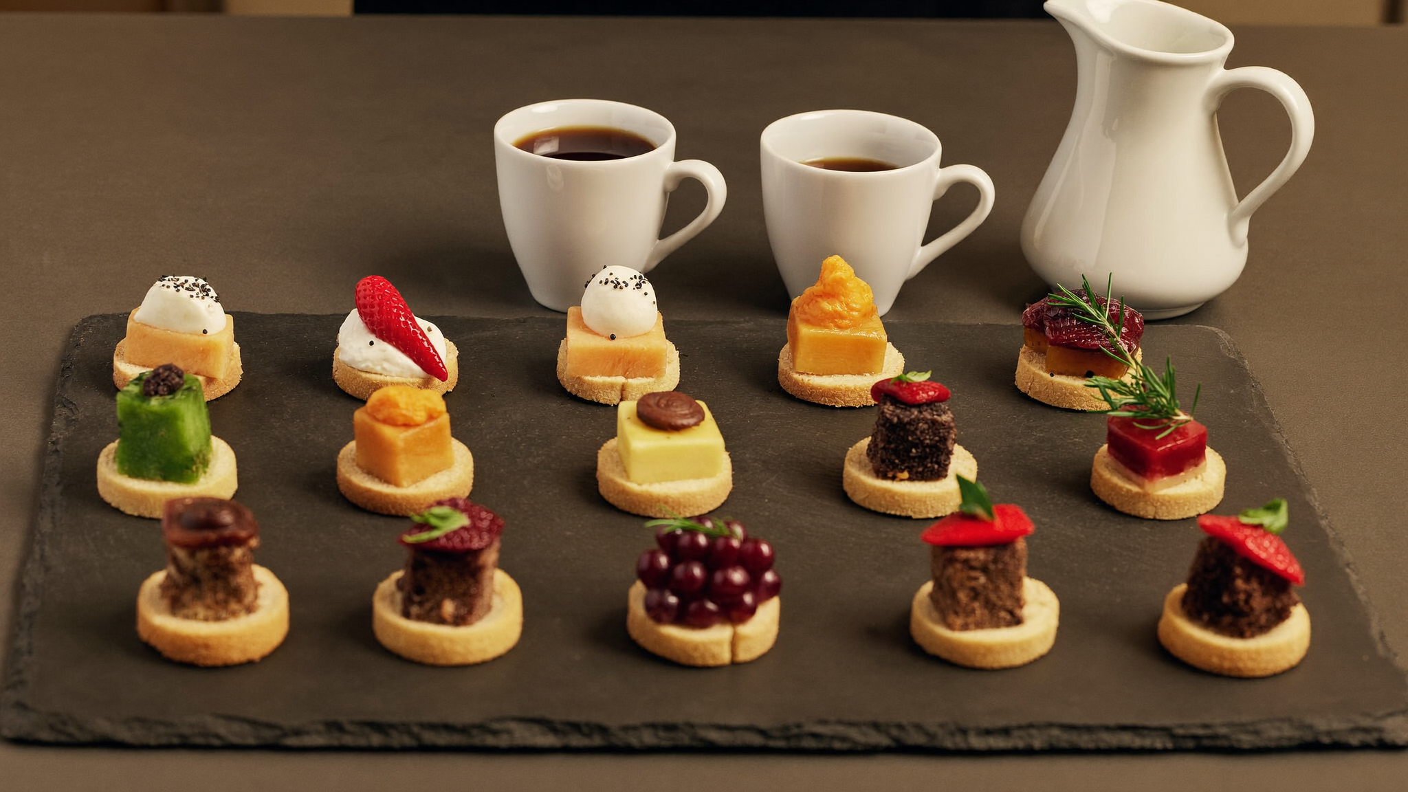 Fingerfood auf Schieferplatte mit Kaffee als Pausenverpflegung für Tagungen