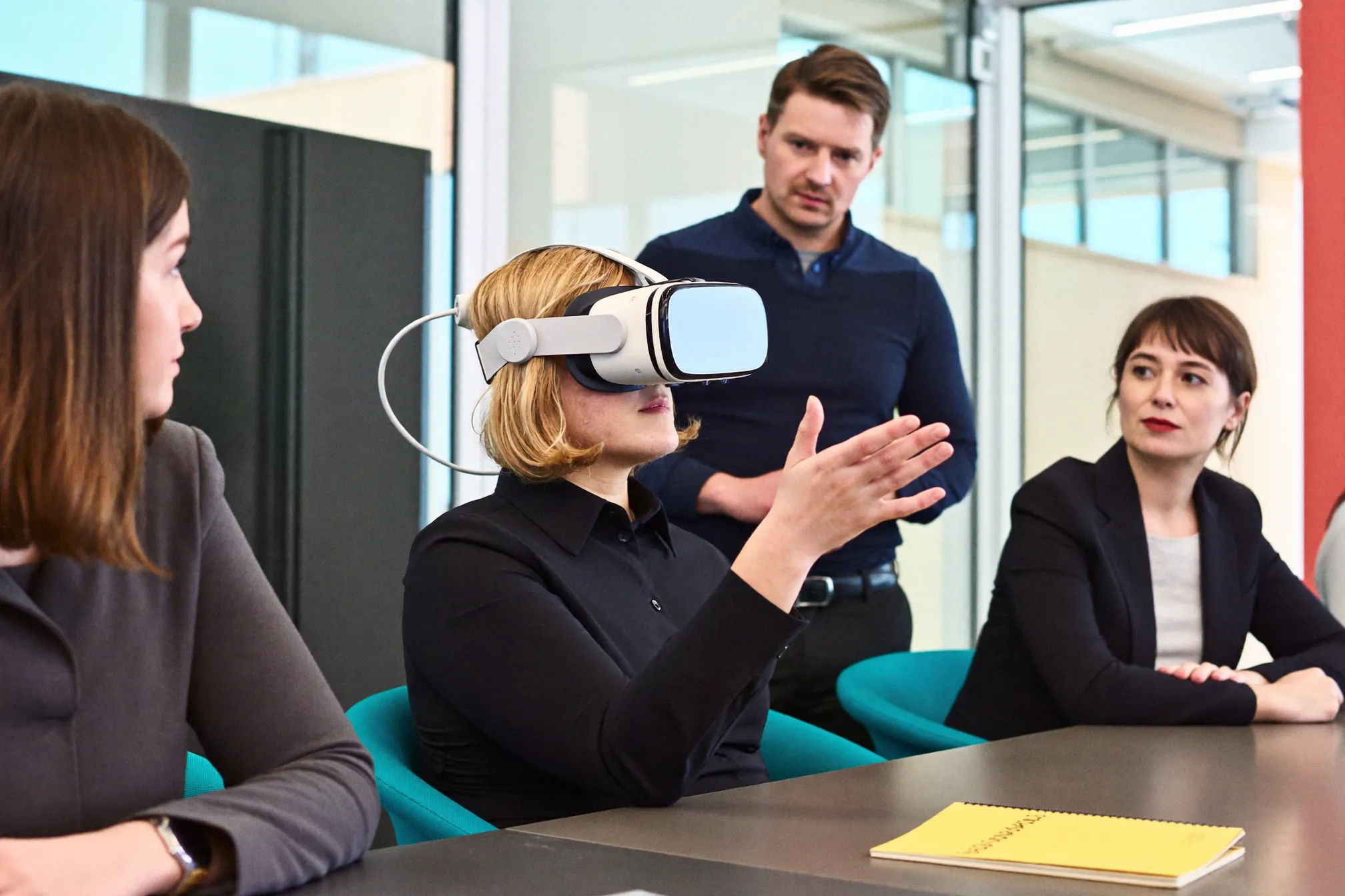 Atelier immersif : un participant casque de réalité virtuelle sur la tête, entouré de collègues attentifs
