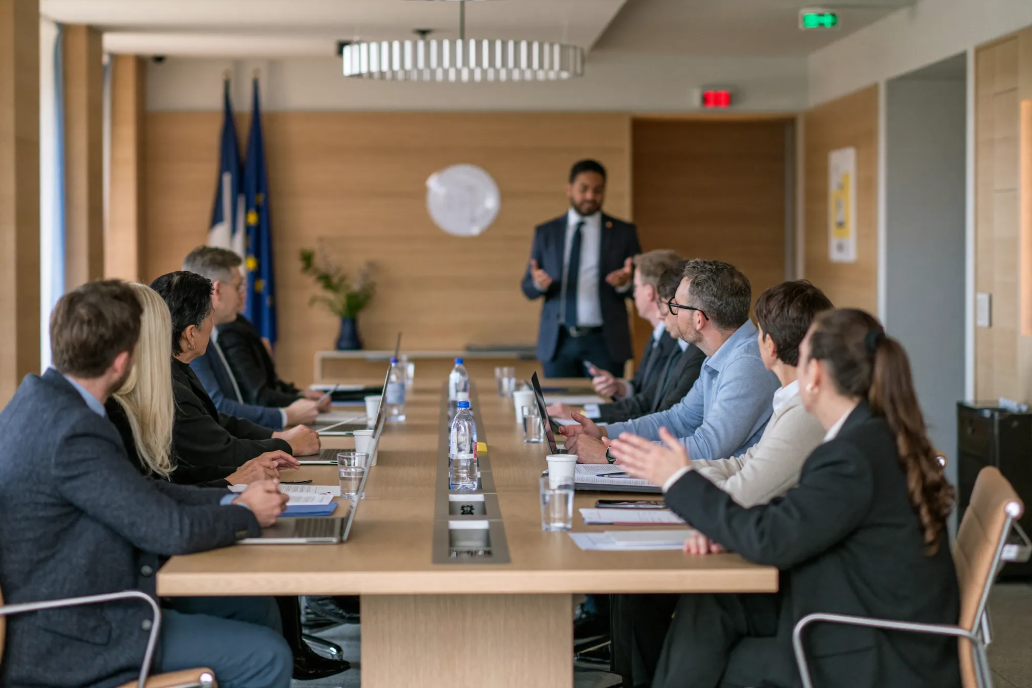 Réunion de travail en mairie : élus et agents écoutent un consultant