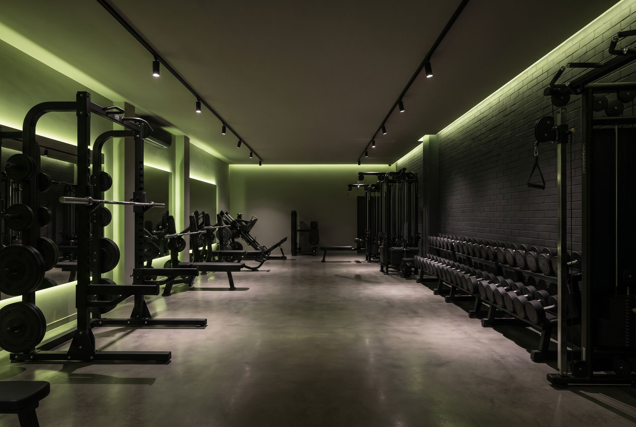 Trainingsfläche im ATLAS Performance Club mit hochwertiger Ausrüstung