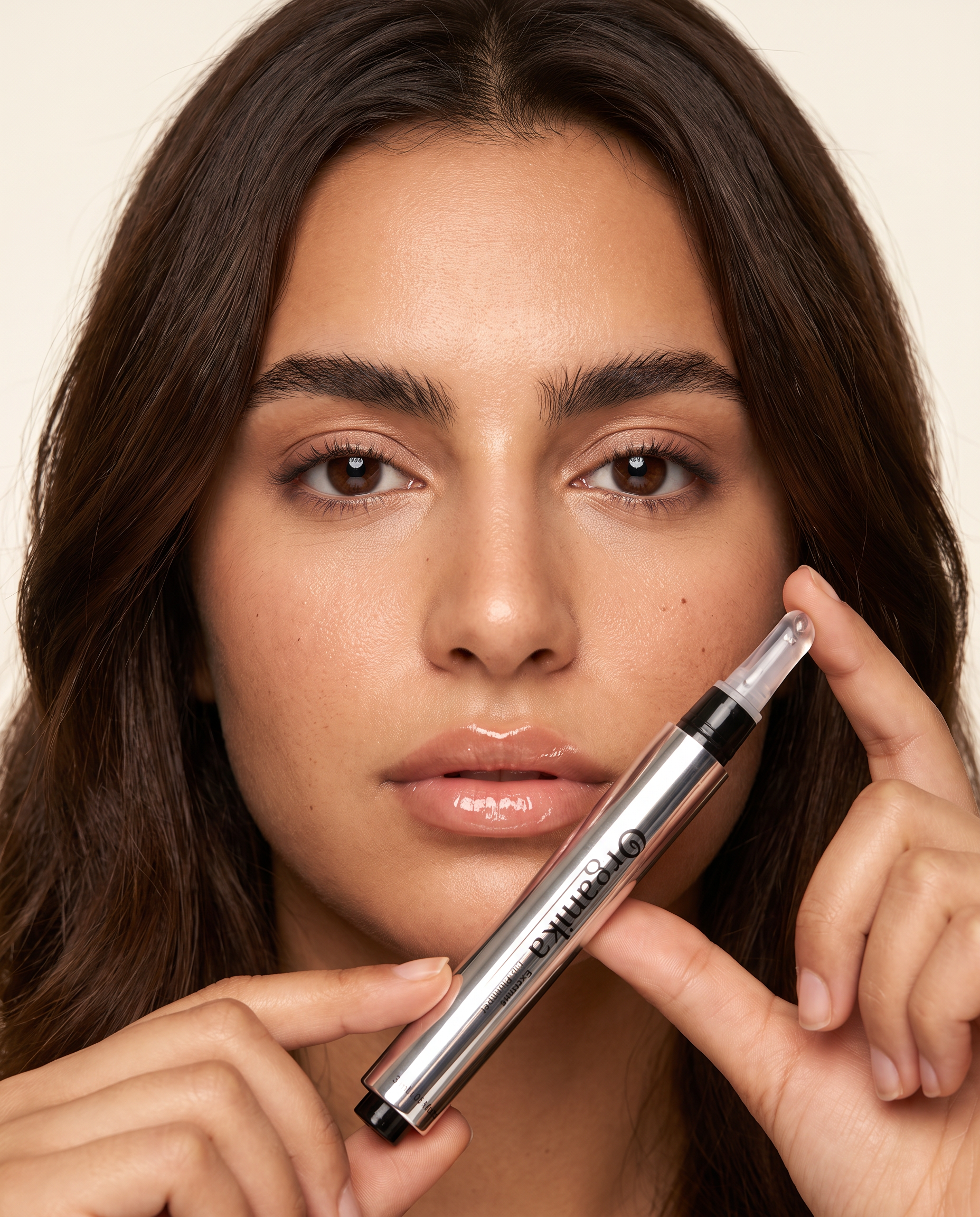 Modèle tenant l'Organika Extreme Lip Plumper près de ses lèvres