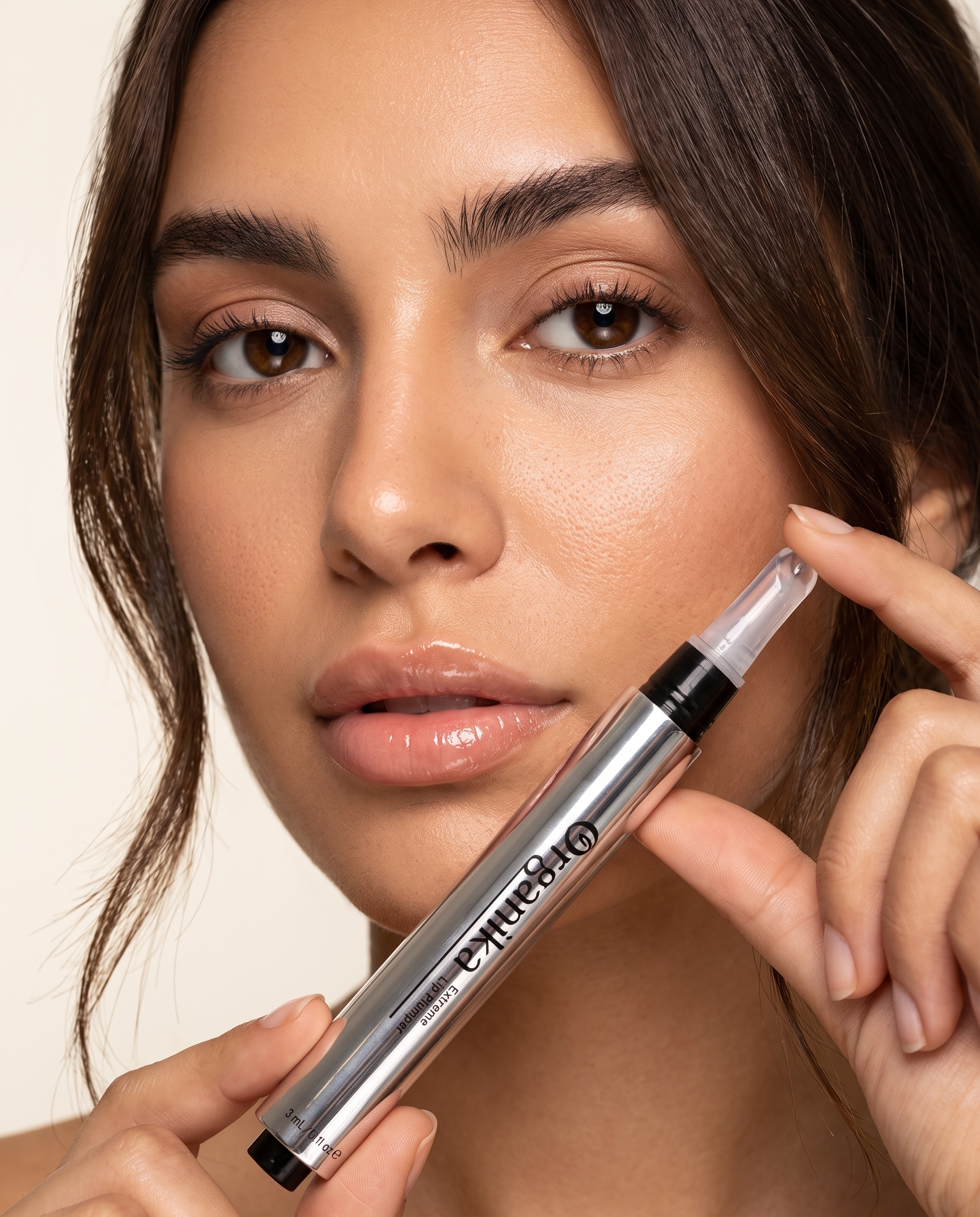 Modèle tenant l'Organika Extreme Lip Plumper, lèvres repulpées et brillantes