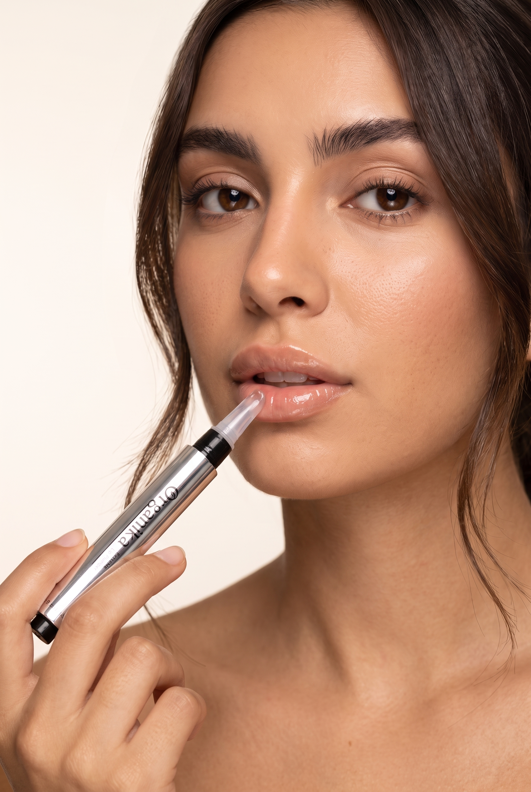 Application de l'Organika XXL Lip Plumper sur les lèvres — volume naturel en 5 minutes