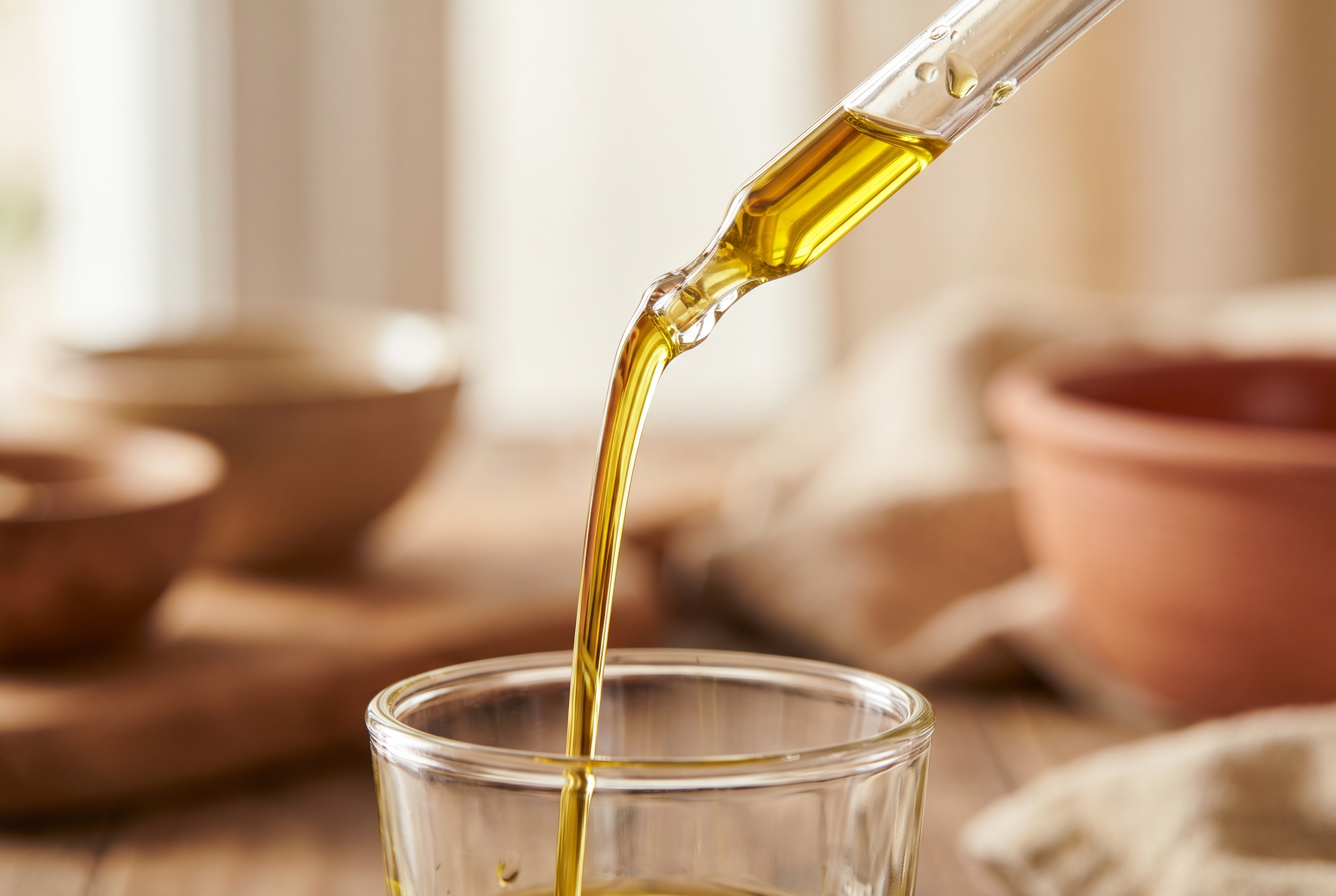 Olio extravergine di oliva versato goccia a goccia