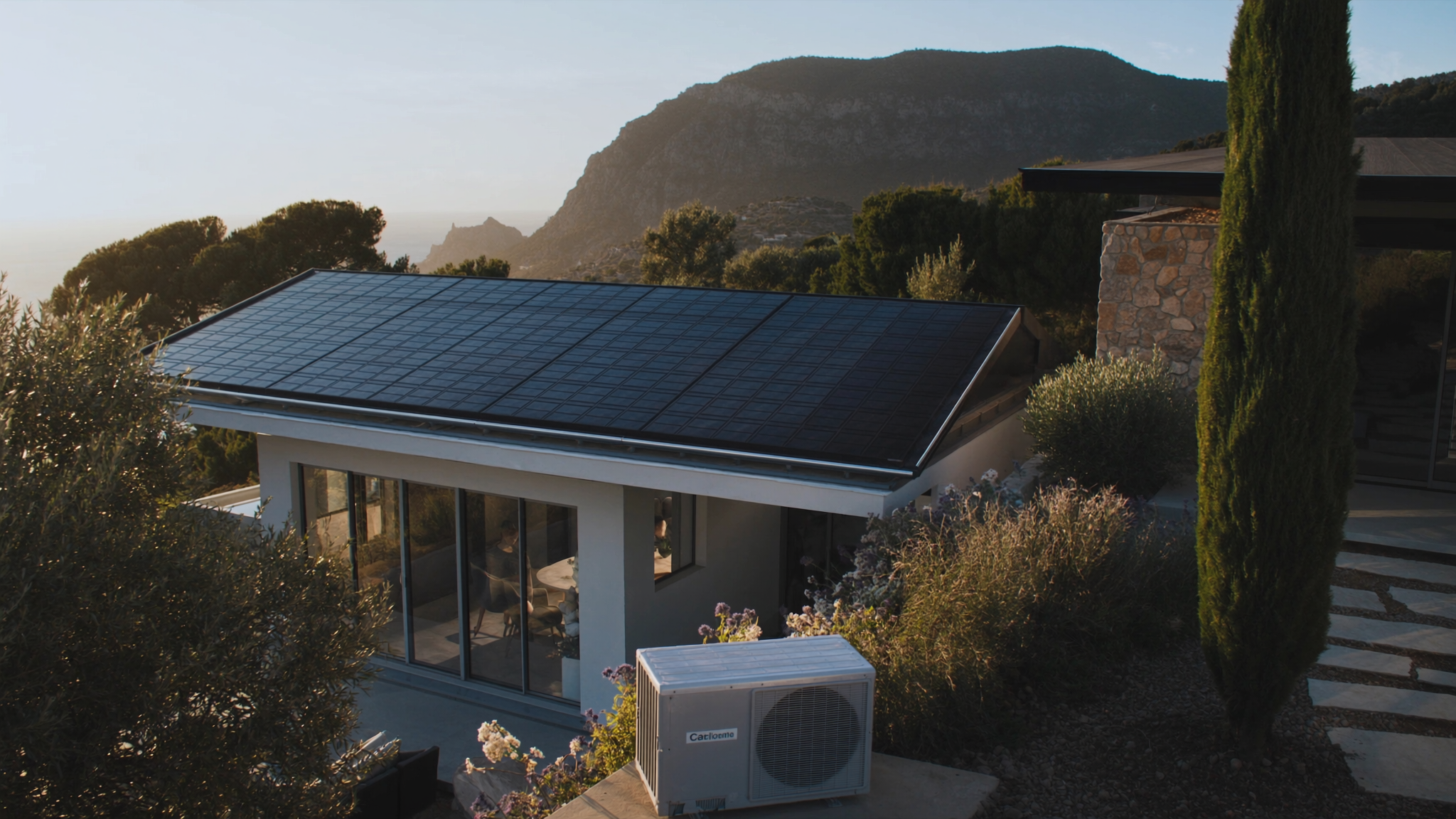 VAV Enerji — Deniz manzaralı villa, solar panel ve ısı pompası